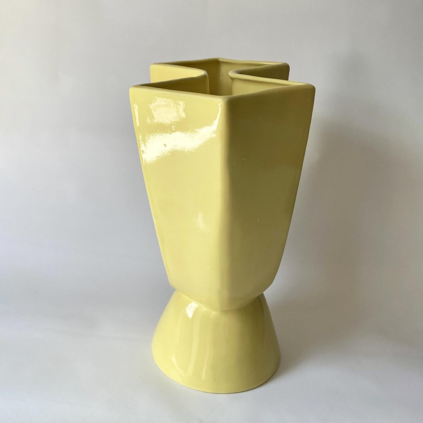 Vaso astratto giallo Midcentury In condizioni buone in vendita a New York, NY