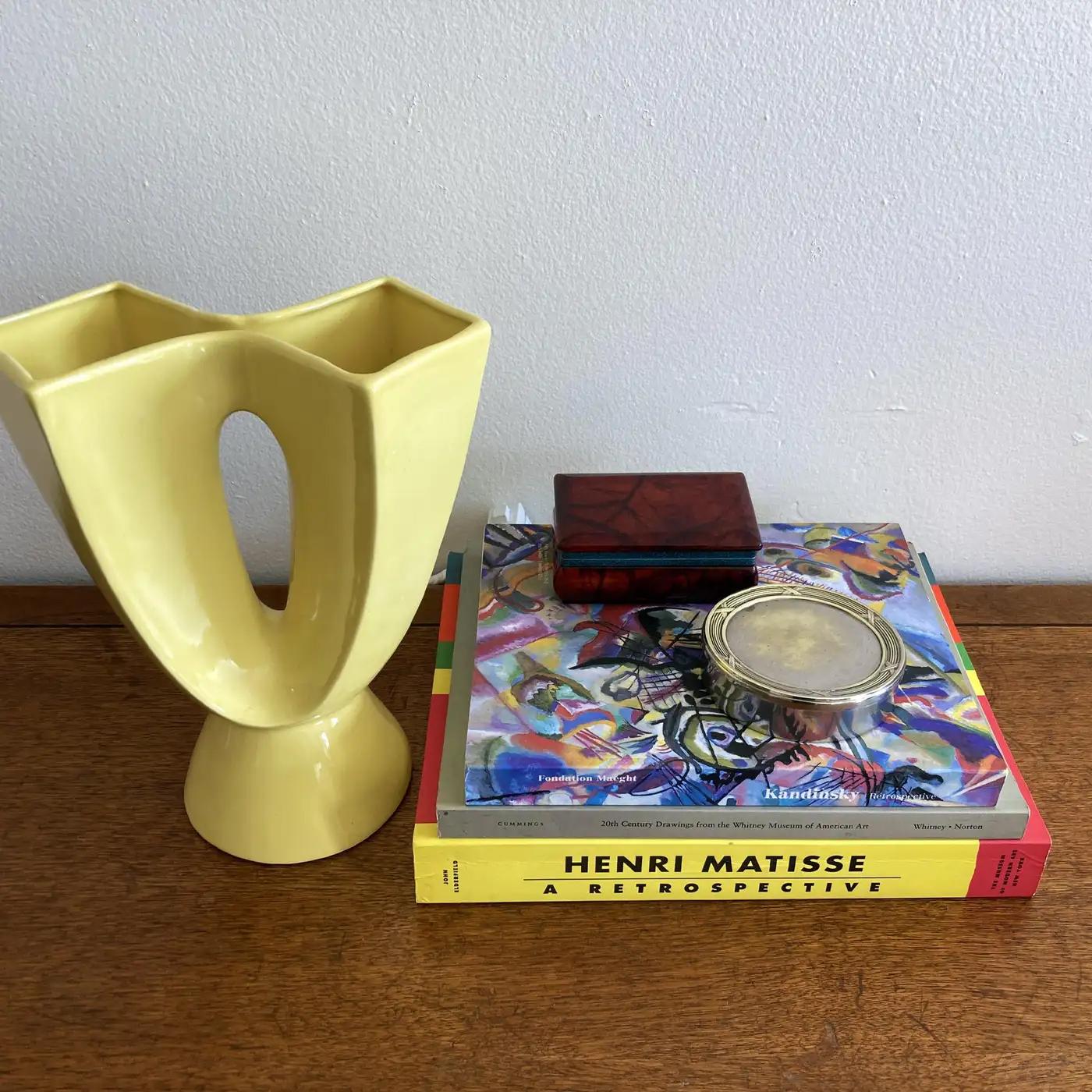 Vaso astratto giallo Midcentury in vendita 1