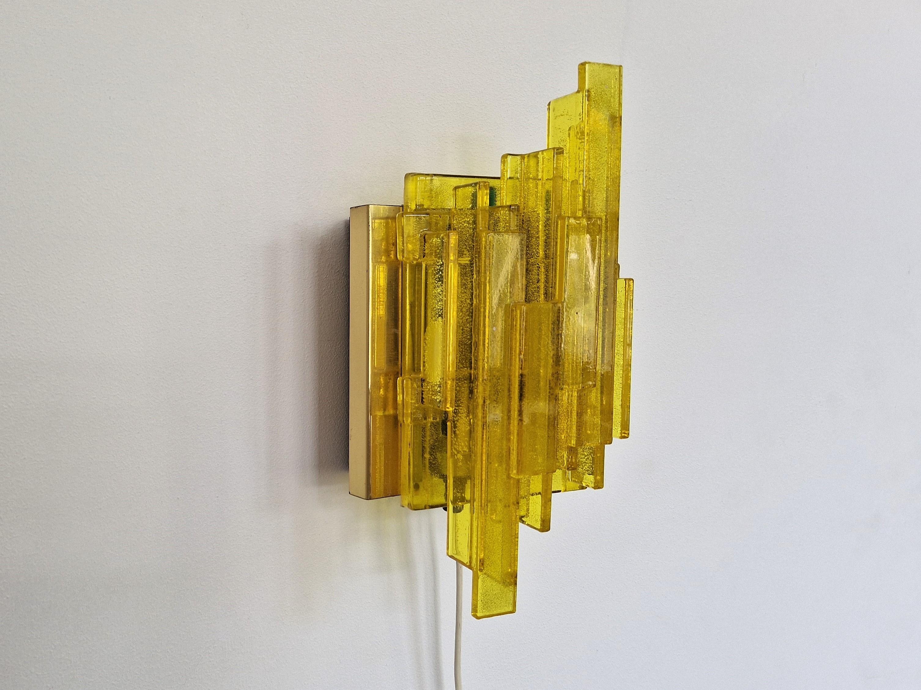 Gelbe Wandleuchte aus Acryl und Metall von Claus Bolby für Cebo Industri (Moderne der Mitte des Jahrhunderts) im Angebot