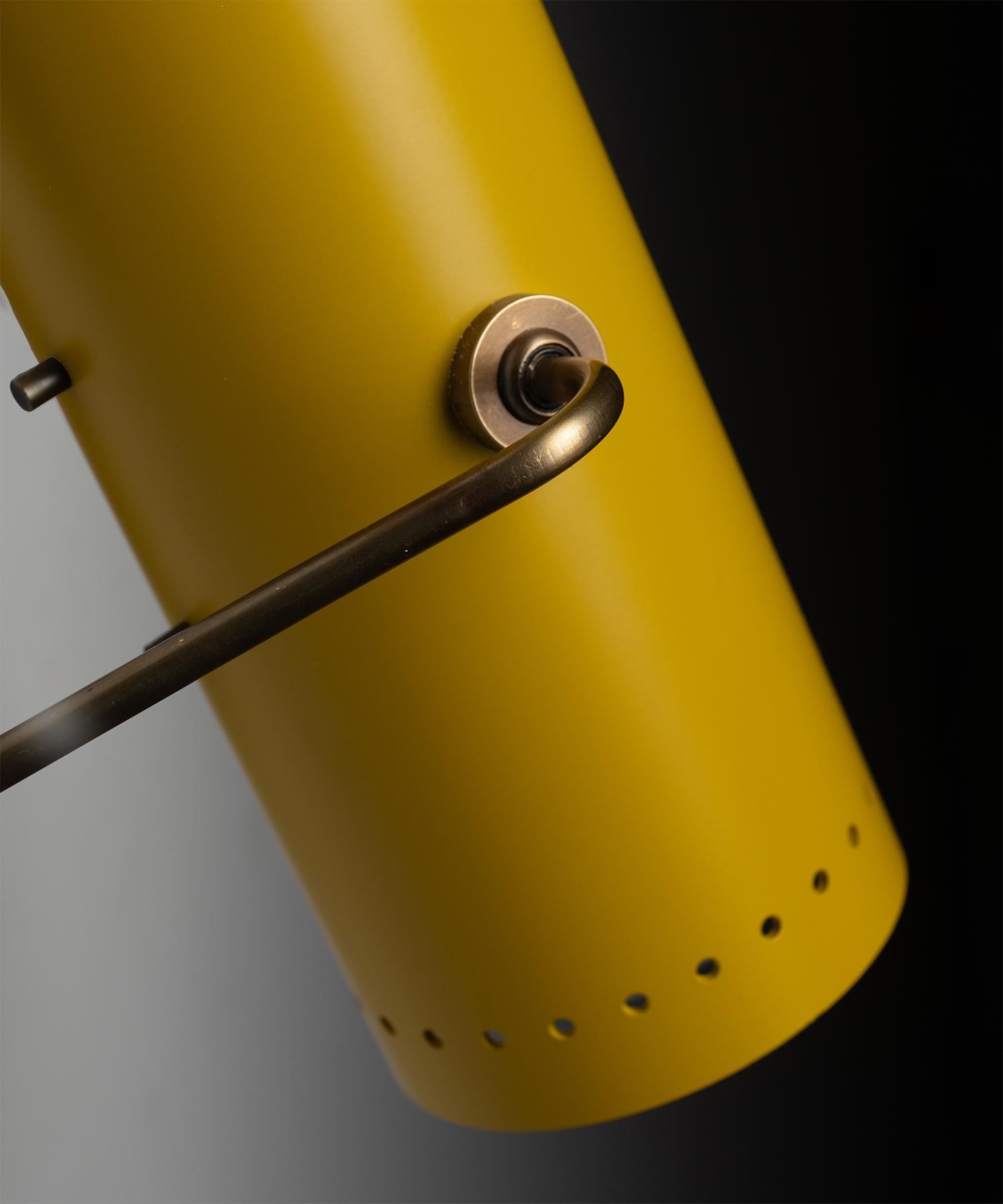 XXIe siècle et contemporain Applique jaune réglable à bras pivotant, fabriquée en Italie en vente