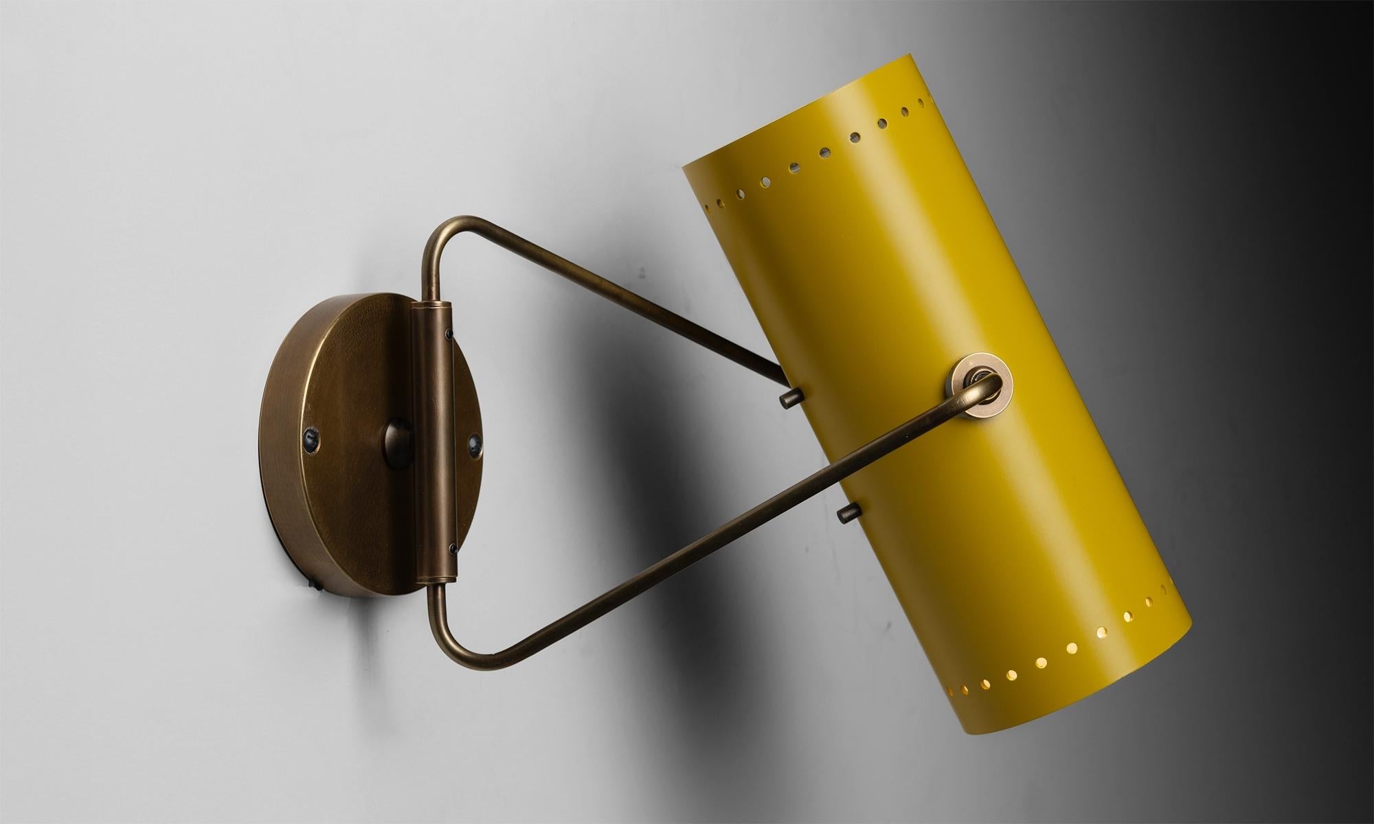 Laiton Applique jaune réglable à bras pivotant, fabriquée en Italie en vente