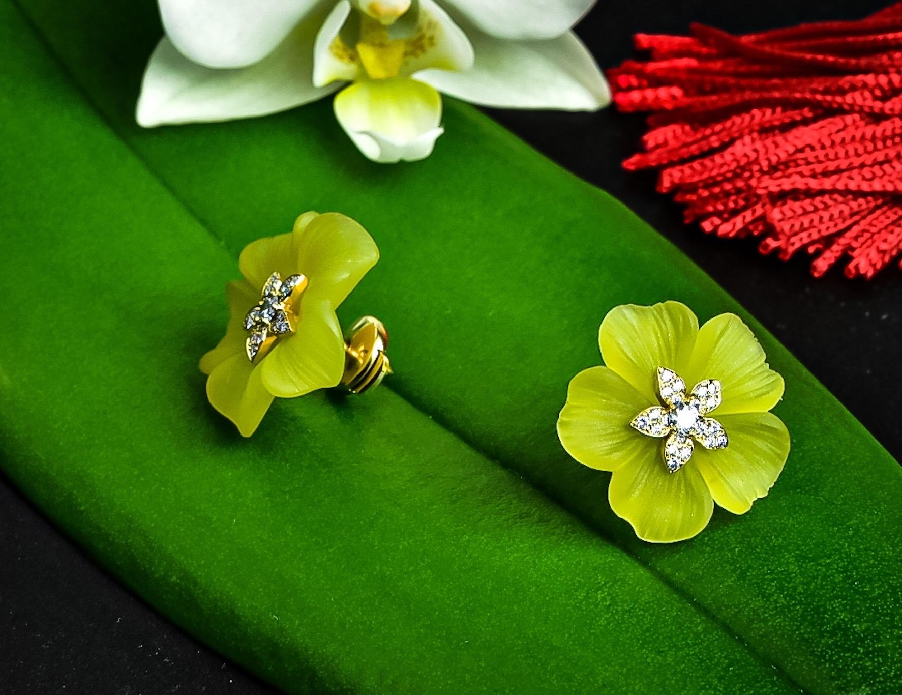 Hand carved yellow agate flowers set with central diamond and gold flowers. Created by Matthew Cambery.

Diamonds are collection colour and quality and have a total weight of 0.28 carat

Overall dimension is 20mm diameter

