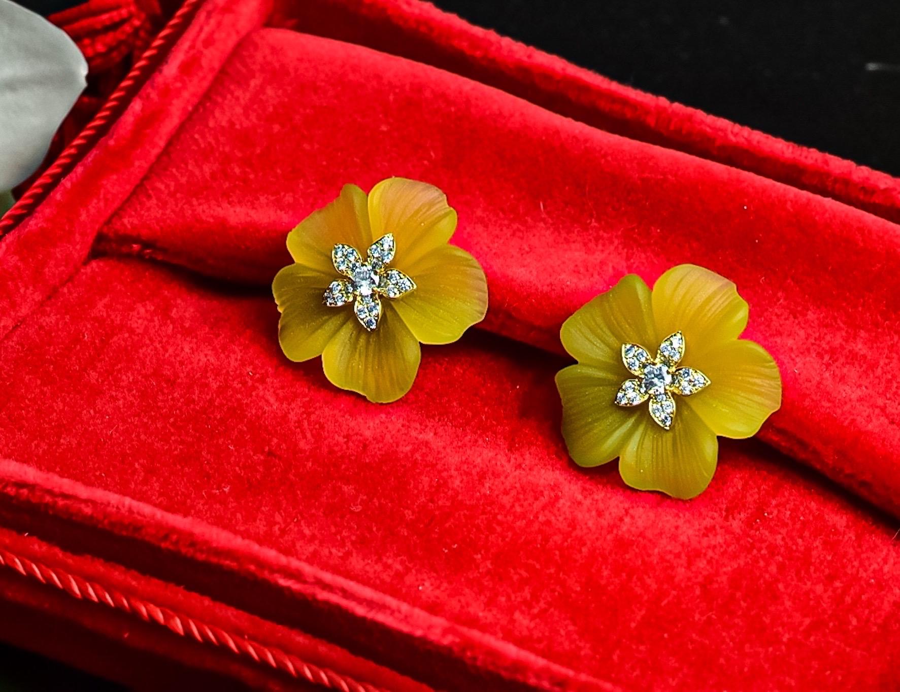 Yellow Agate Carved Flowers with Gold and Diamond Flower Centres In New Condition For Sale In London, GB
