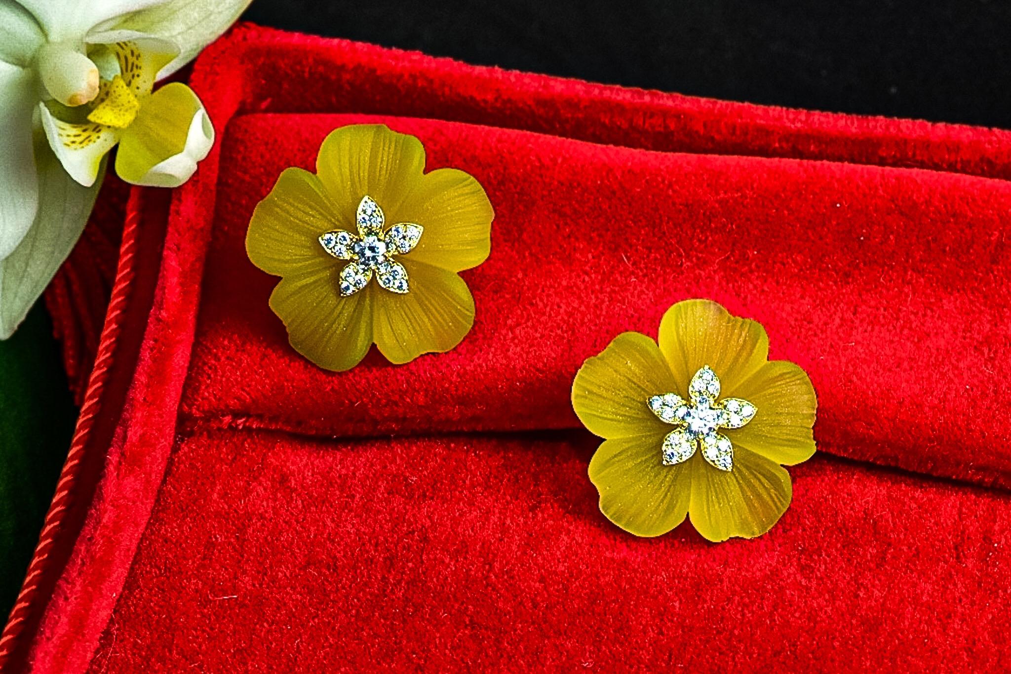 Women's or Men's Yellow Agate Carved Flowers with Gold and Diamond Flower Centres For Sale