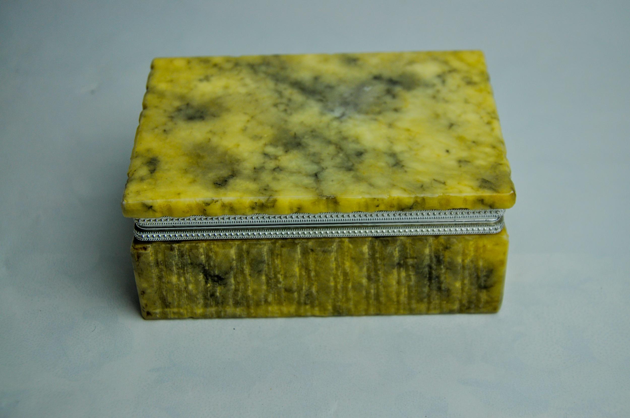 Stunning yellow alabaster box designed and produced by romano bianchi in Italy in the 1970s. Handcrafted yellow alabaster box and chromed metal structure. Decorative object that will bring a real design touch to your interior. Very nice patina. Ref:
