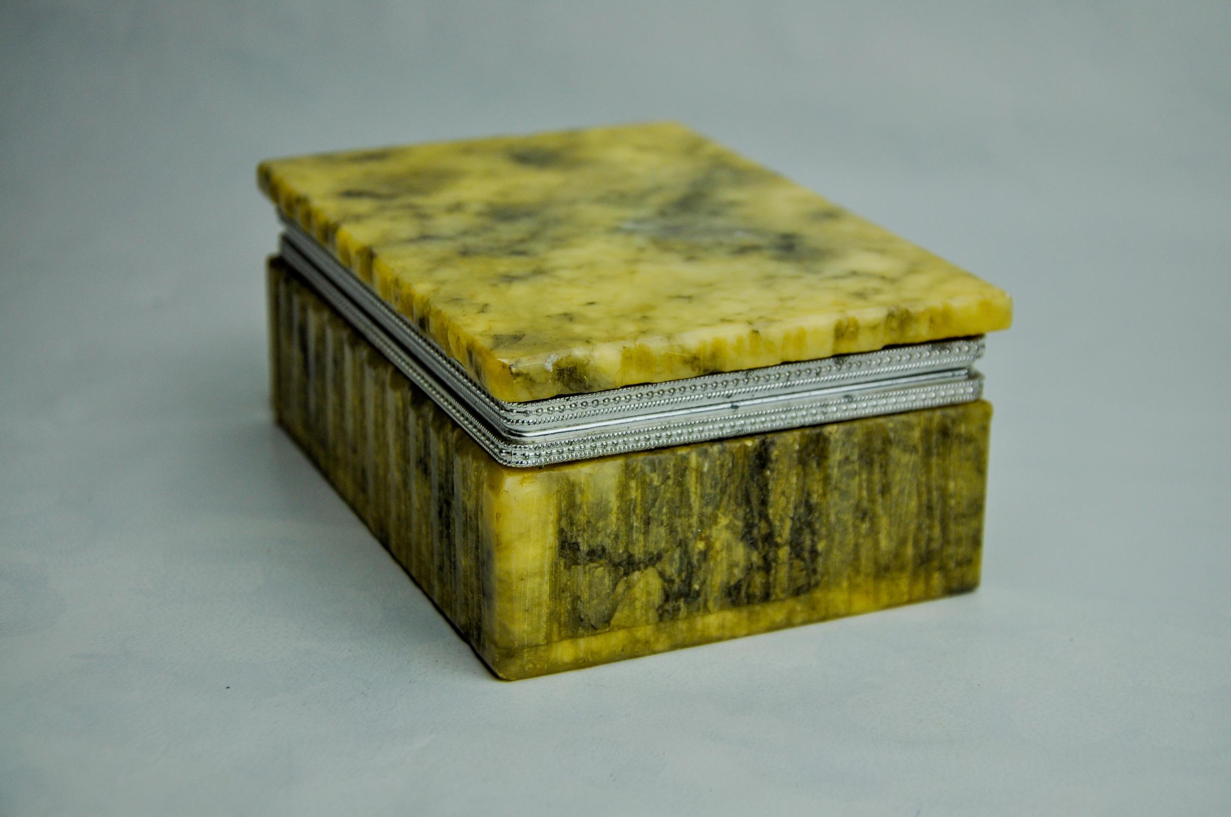 Yellow alabaster box by Romano Bianchi, Italy, 1970 In Good Condition For Sale In BARCELONA, ES