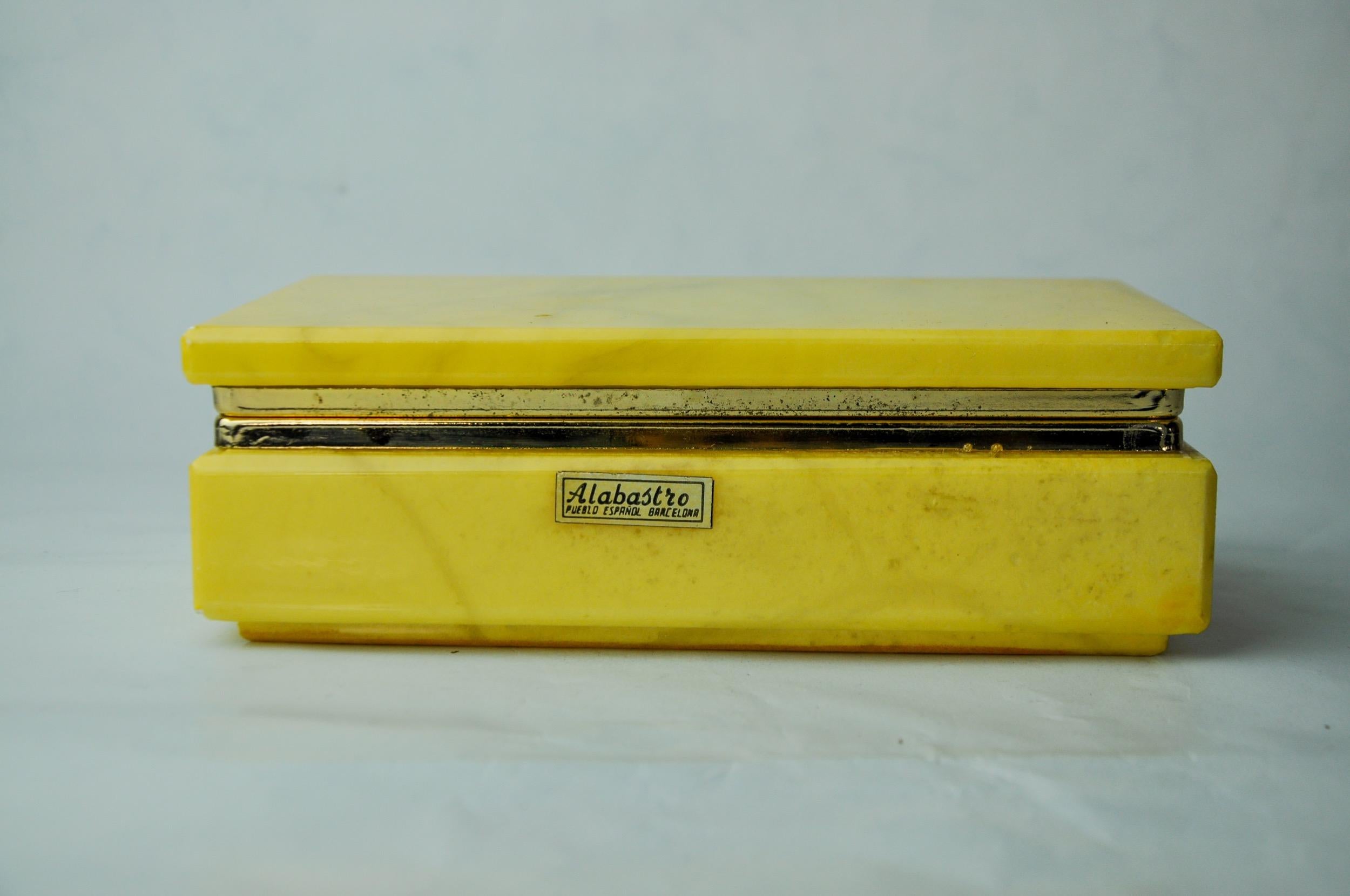 Gelbe Alabasterschachtel aus Spanien, 1970 (Spanisch) im Angebot
