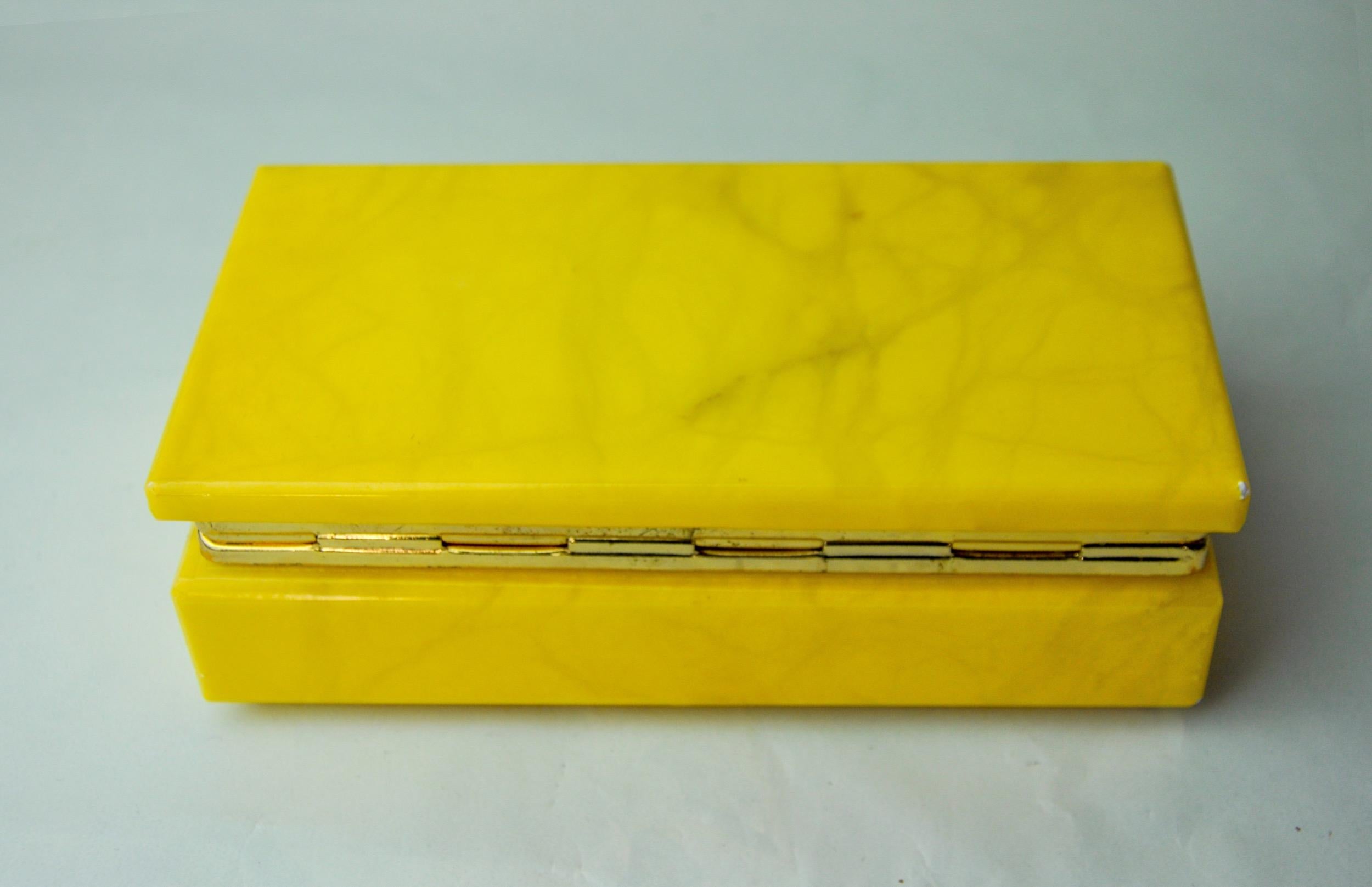 Gelbe Alabasterschachtel aus Spanien, 1970 (Ende des 20. Jahrhunderts) im Angebot