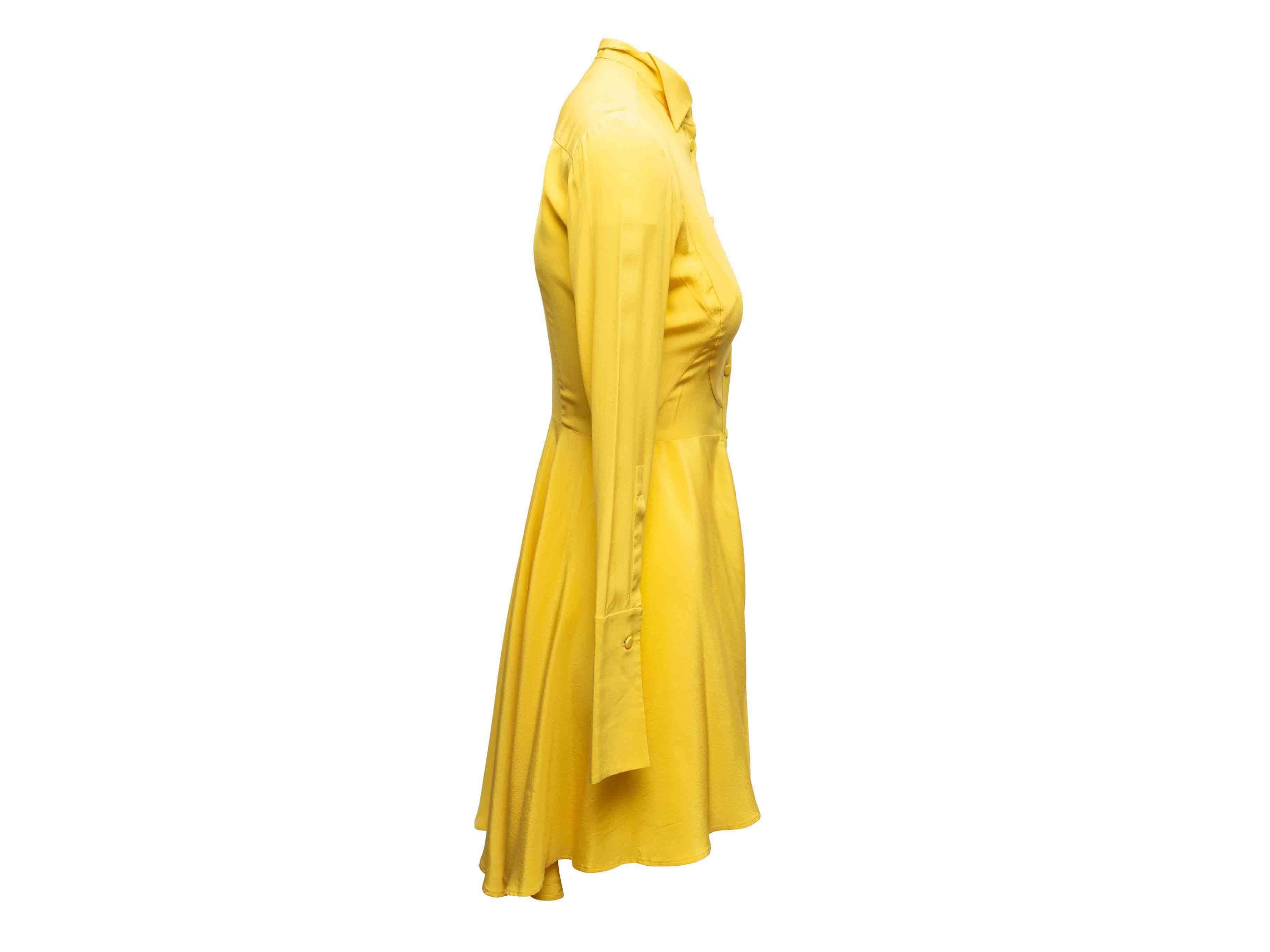 Mini robe à manches longues en soie jaune Alexander McQueen. Col pointu. Fermeture par boutons sur le devant. Poitrine 34
