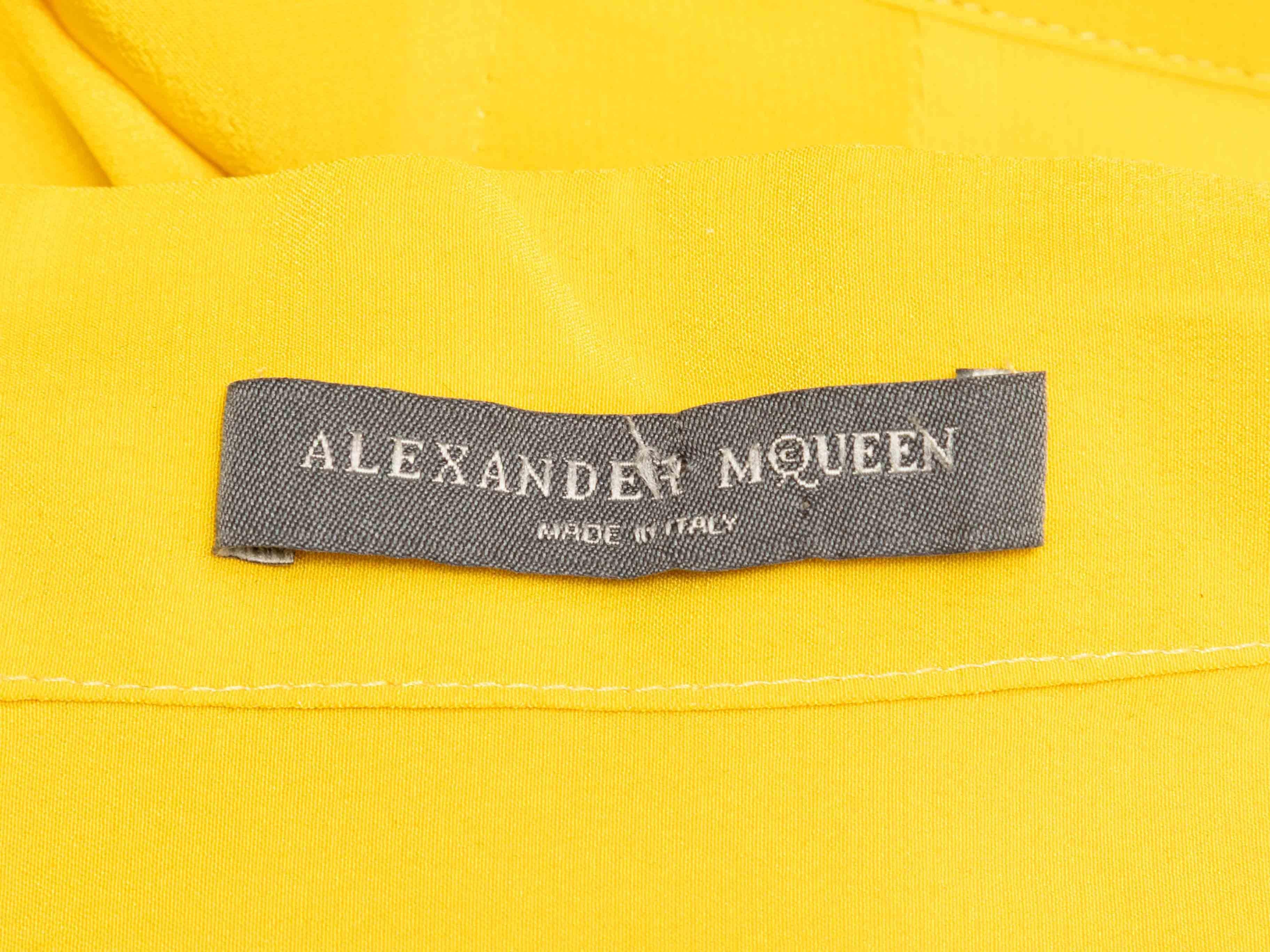 Robe à manches longues en soie jaune Alexander McQueen Taille IT 38 Bon état - En vente à New York, NY