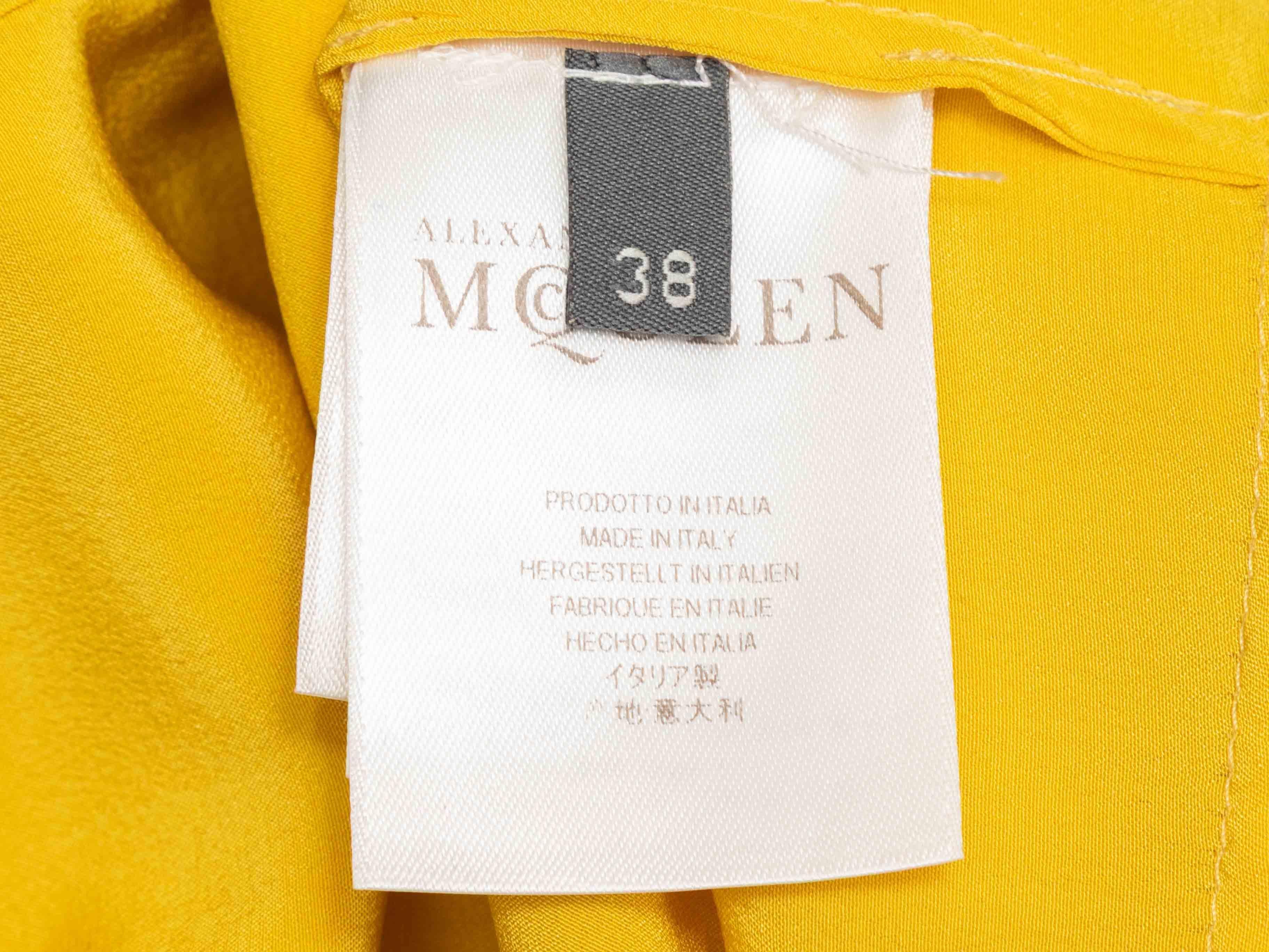 Robe à manches longues en soie jaune Alexander McQueen Taille IT 38 Pour femmes en vente