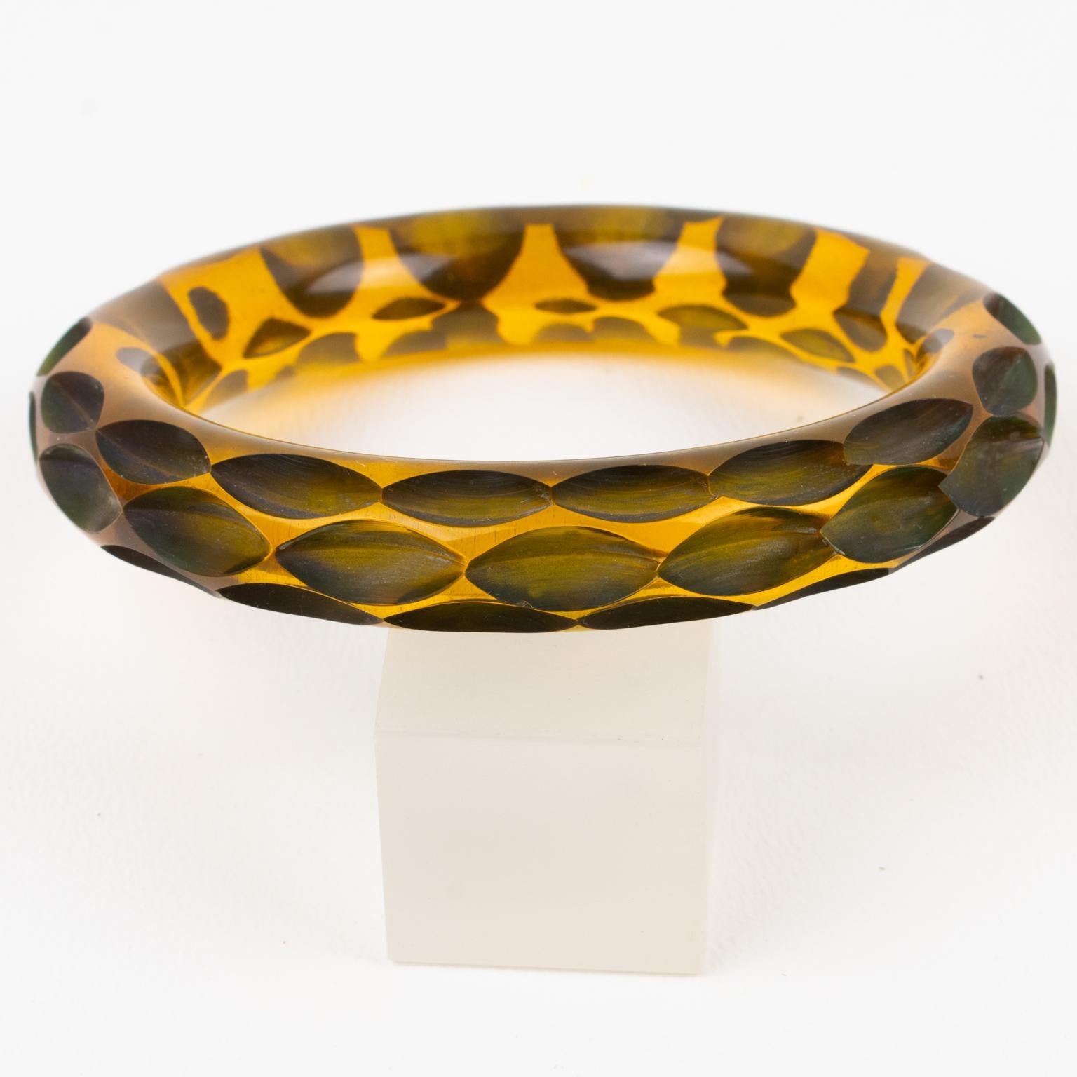 Bracciale Bangle in bachelite con intaglio di mele in vendita 2