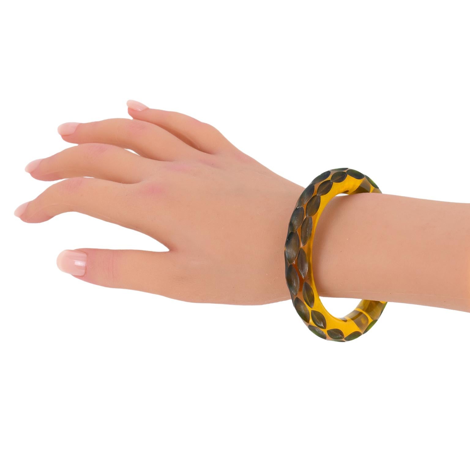 Bracciale Bangle in bachelite con intaglio di mele in vendita 3