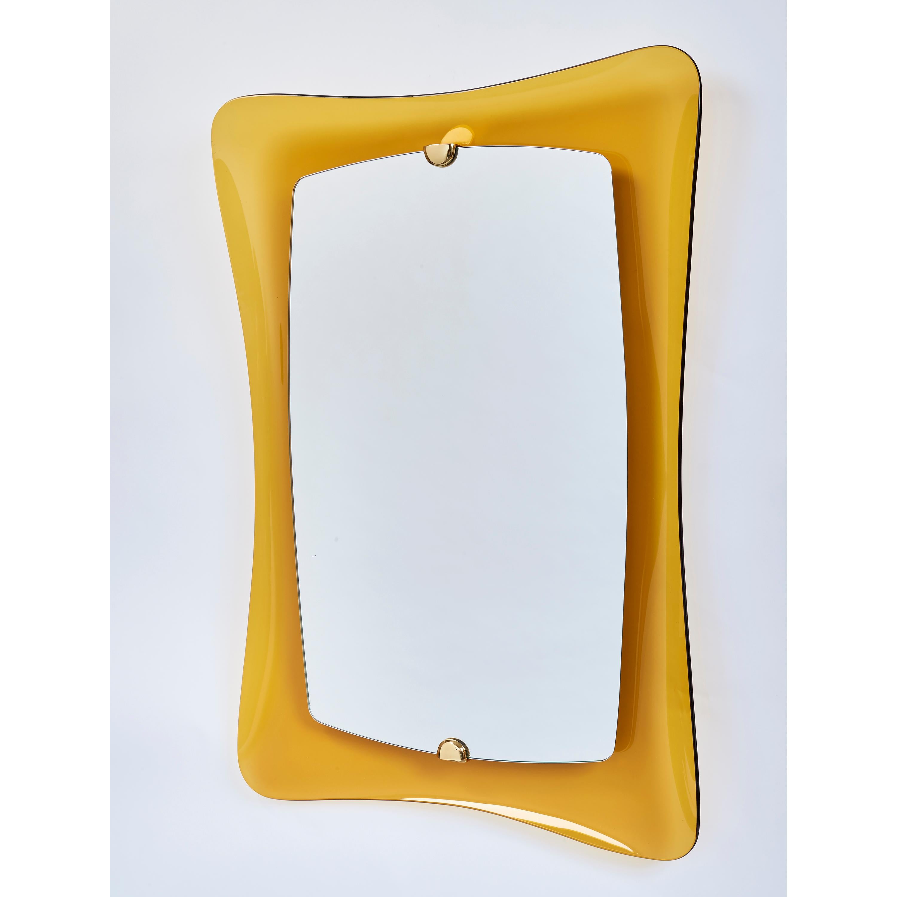 Mid-Century Modern Miroir en verre ambré jaune, Italie, années 1960 en vente