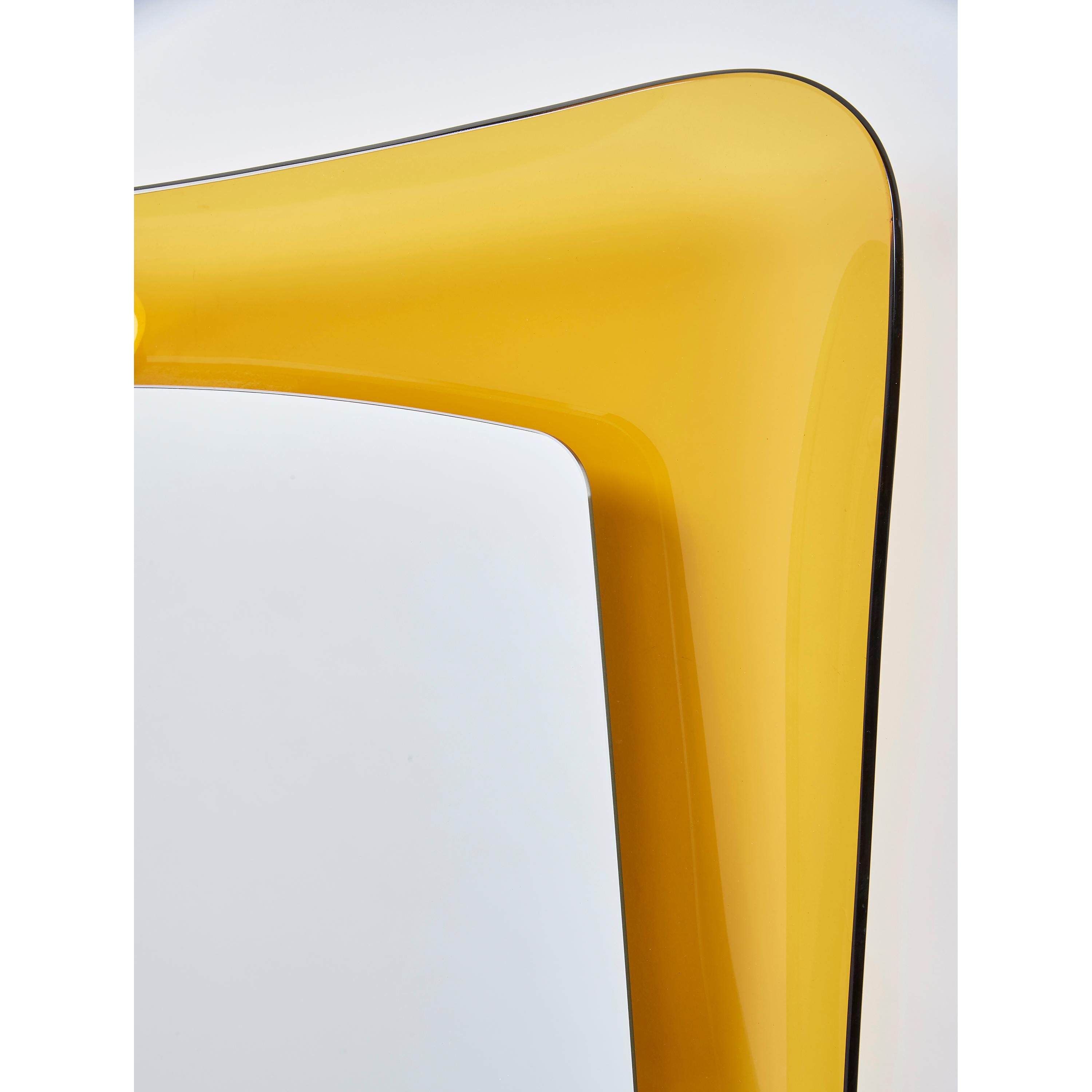 Miroir en verre ambré jaune, Italie, années 1960 Bon état - En vente à New York, NY