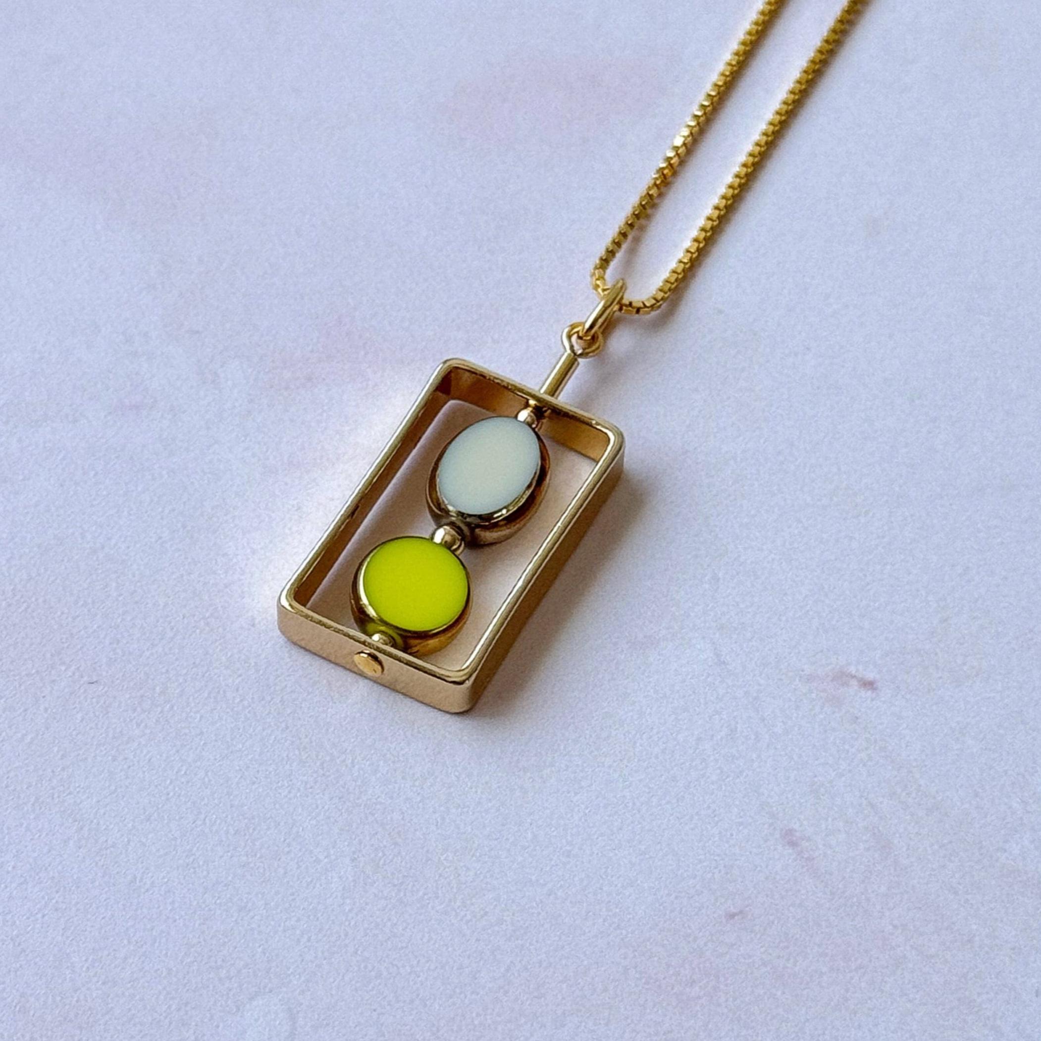 Les pendentifs sont de nouvelles perles de verre allemandes vintage qui sont encadrées d'or 22K. Les perles ont été pressées à la main entre les années 1950 et 1970. Il n'y en a pas deux identiques. Ils ne sont plus produits, ce qui les rend rares