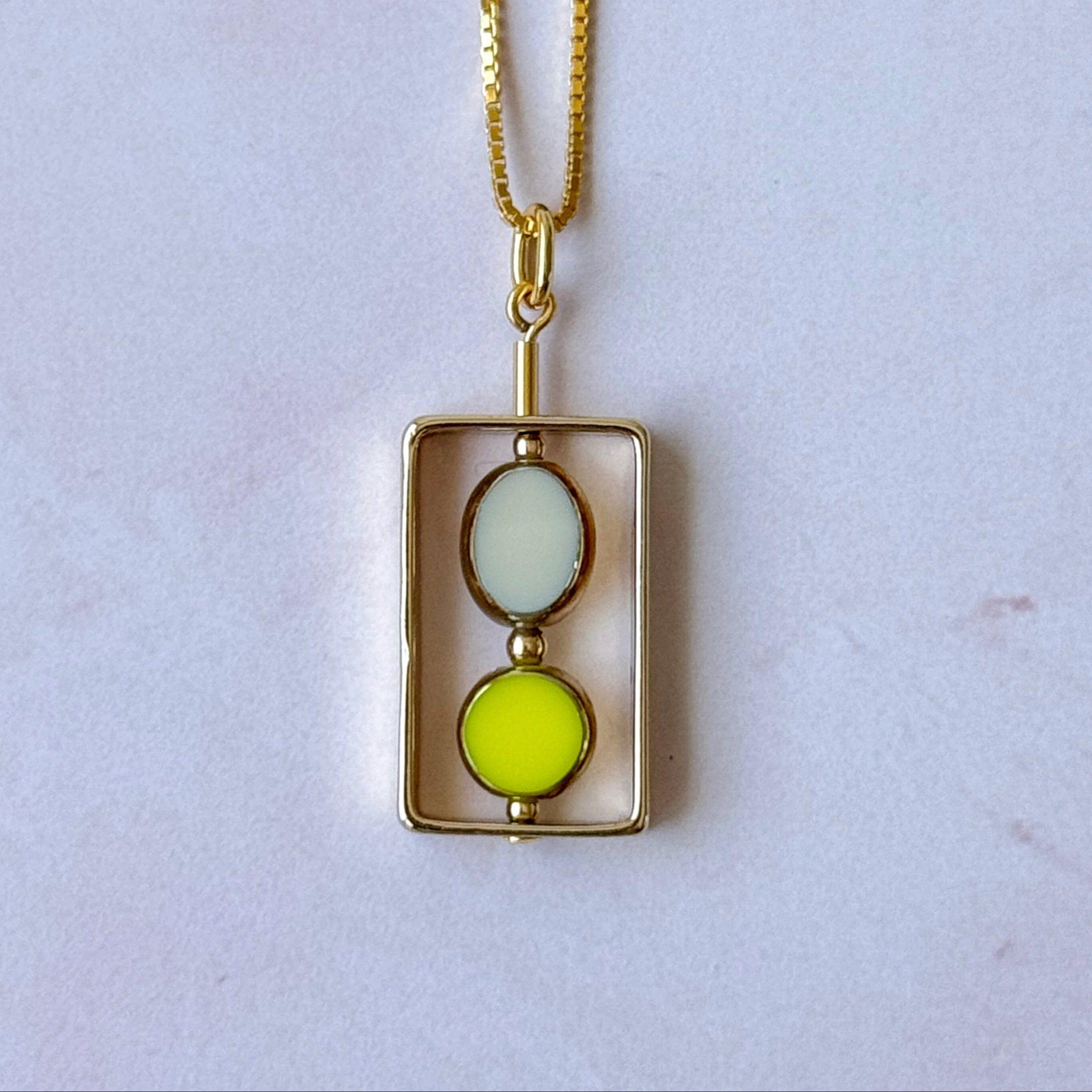 Art déco Collier pendentif Bauhaus vintage en verre jaune et beige plaqué or 18 carats en vente