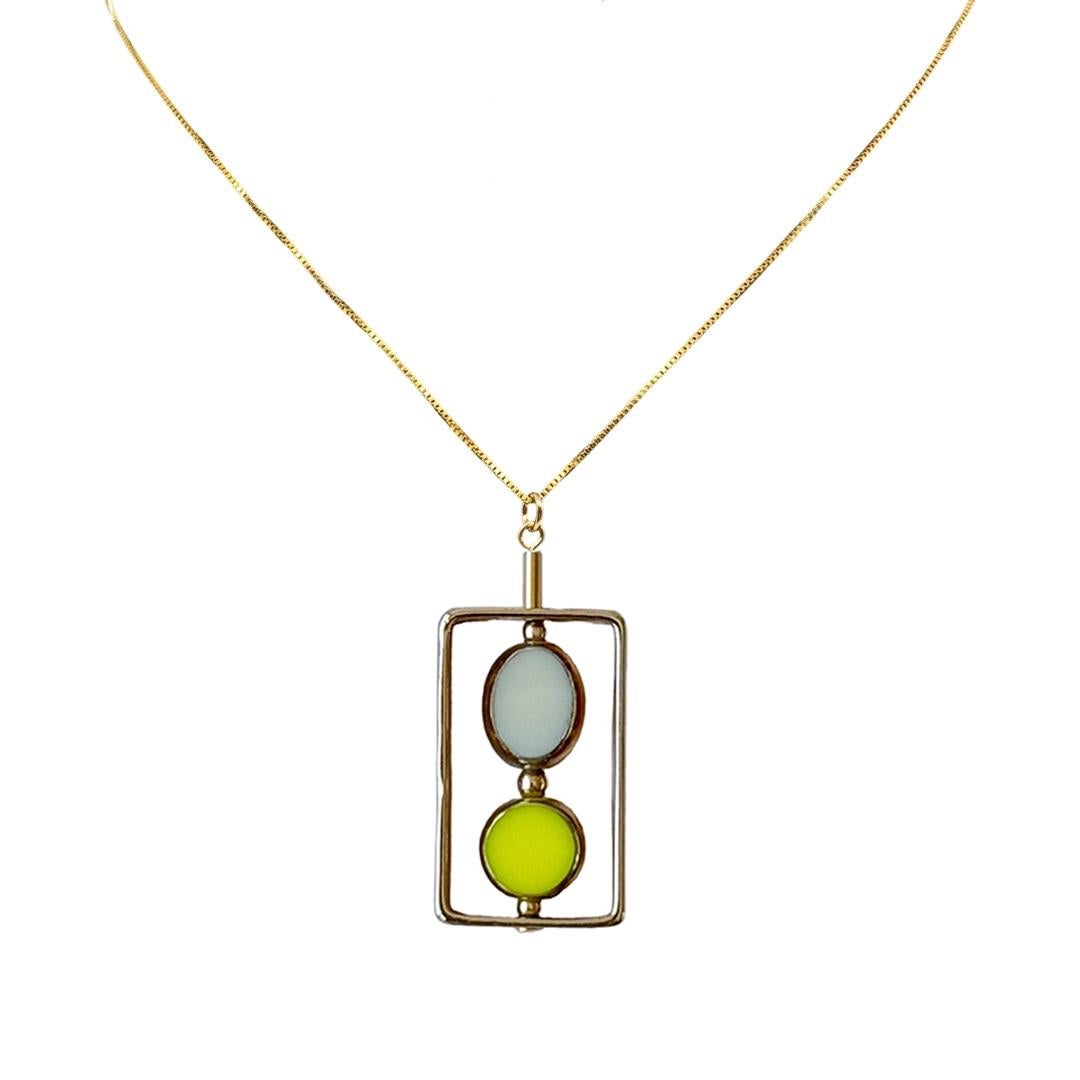 Collier pendentif Bauhaus vintage en verre jaune et beige plaqué or 18 carats Neuf - En vente à Monrovia, CA