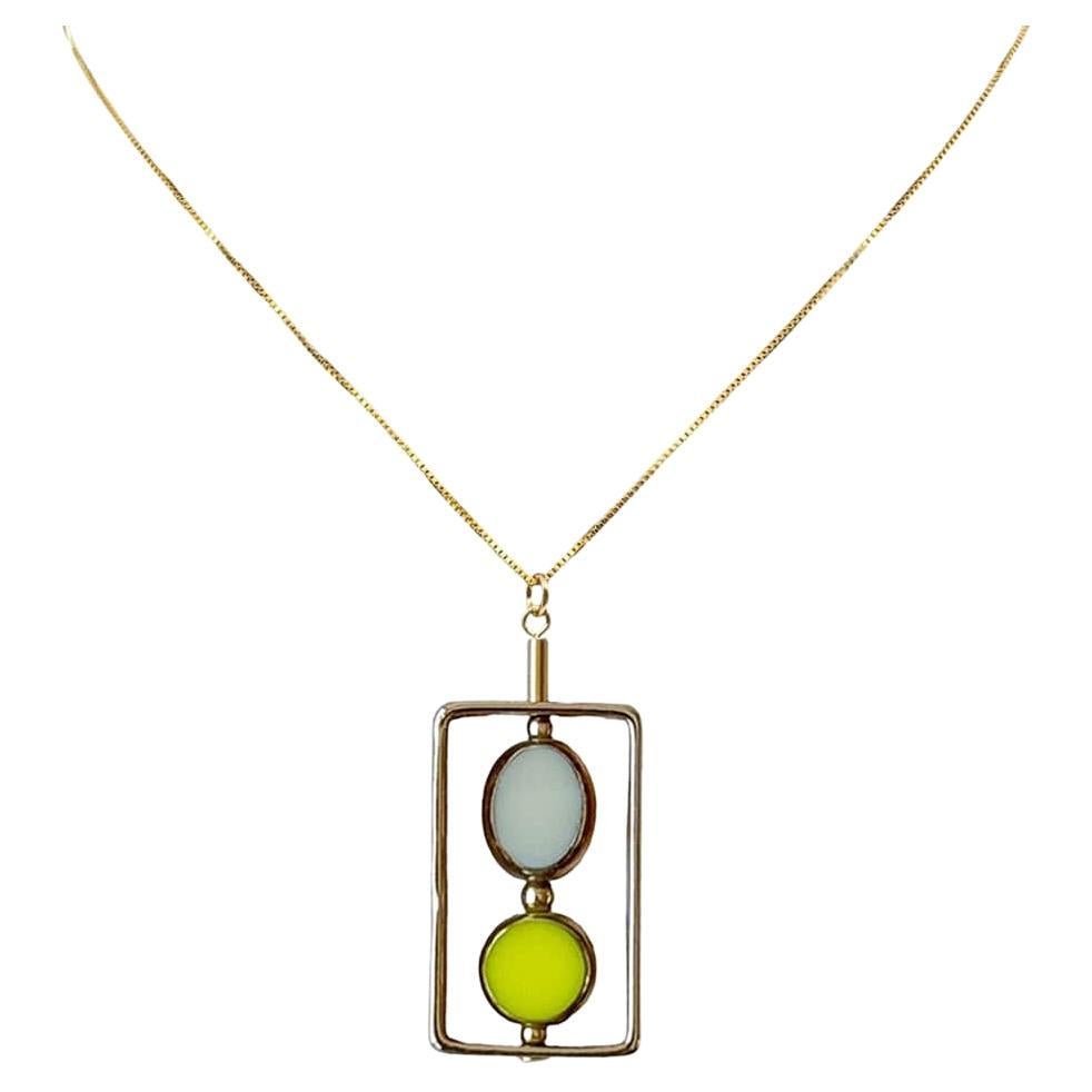 Collier pendentif Bauhaus vintage en verre jaune et beige plaqué or 18 carats