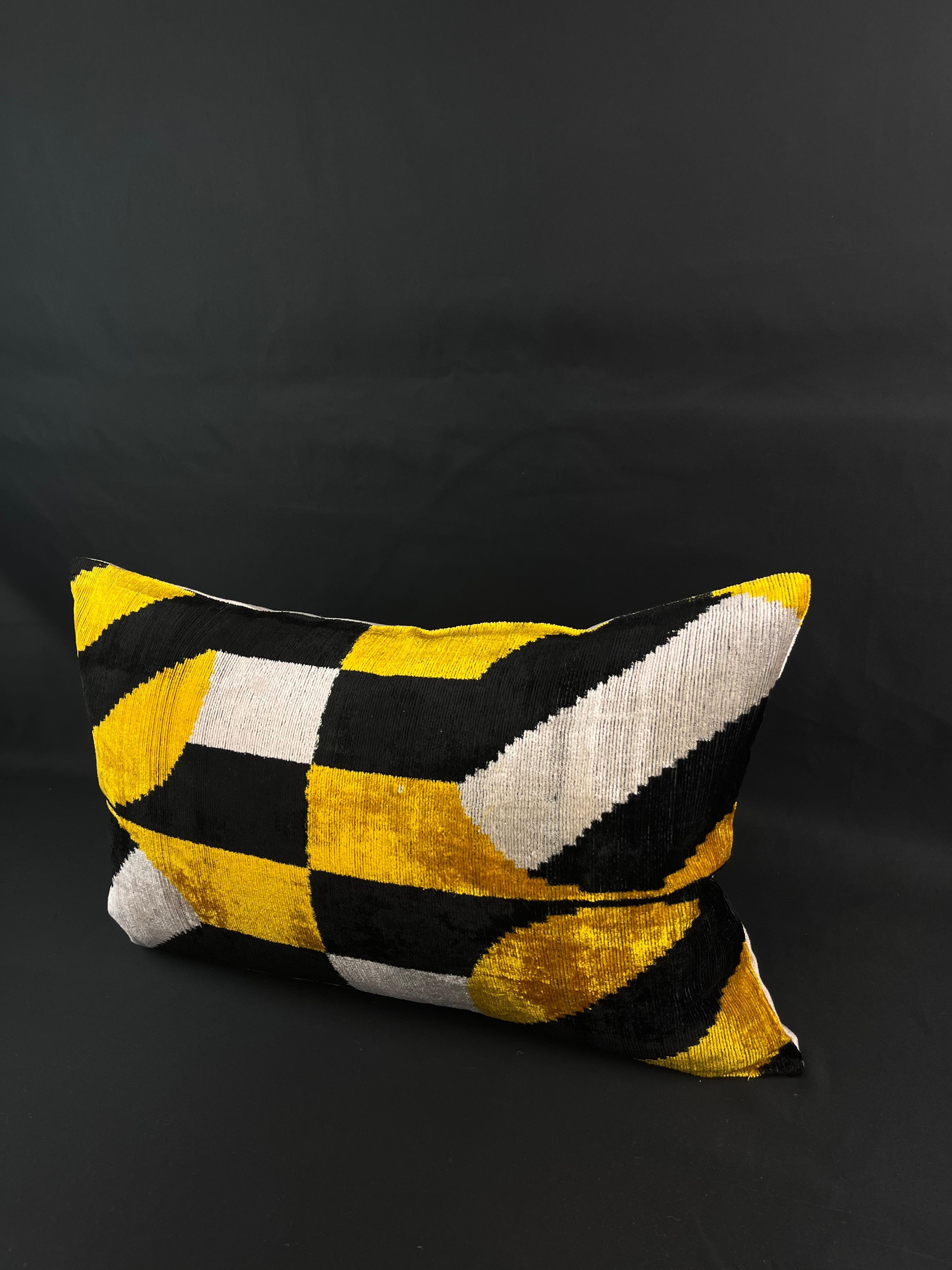 Ein atemberaubender Kissenbezug aus türkischem Ikat-Samt, fachmännisch handgewebt aus feinster Seide und verziert mit lebendigen, handgefärbten Mustern. Dieser exquisite Kissenbezug ist ein wahres Kunstwerk, das von geschickten Kunsthandwerkern mit