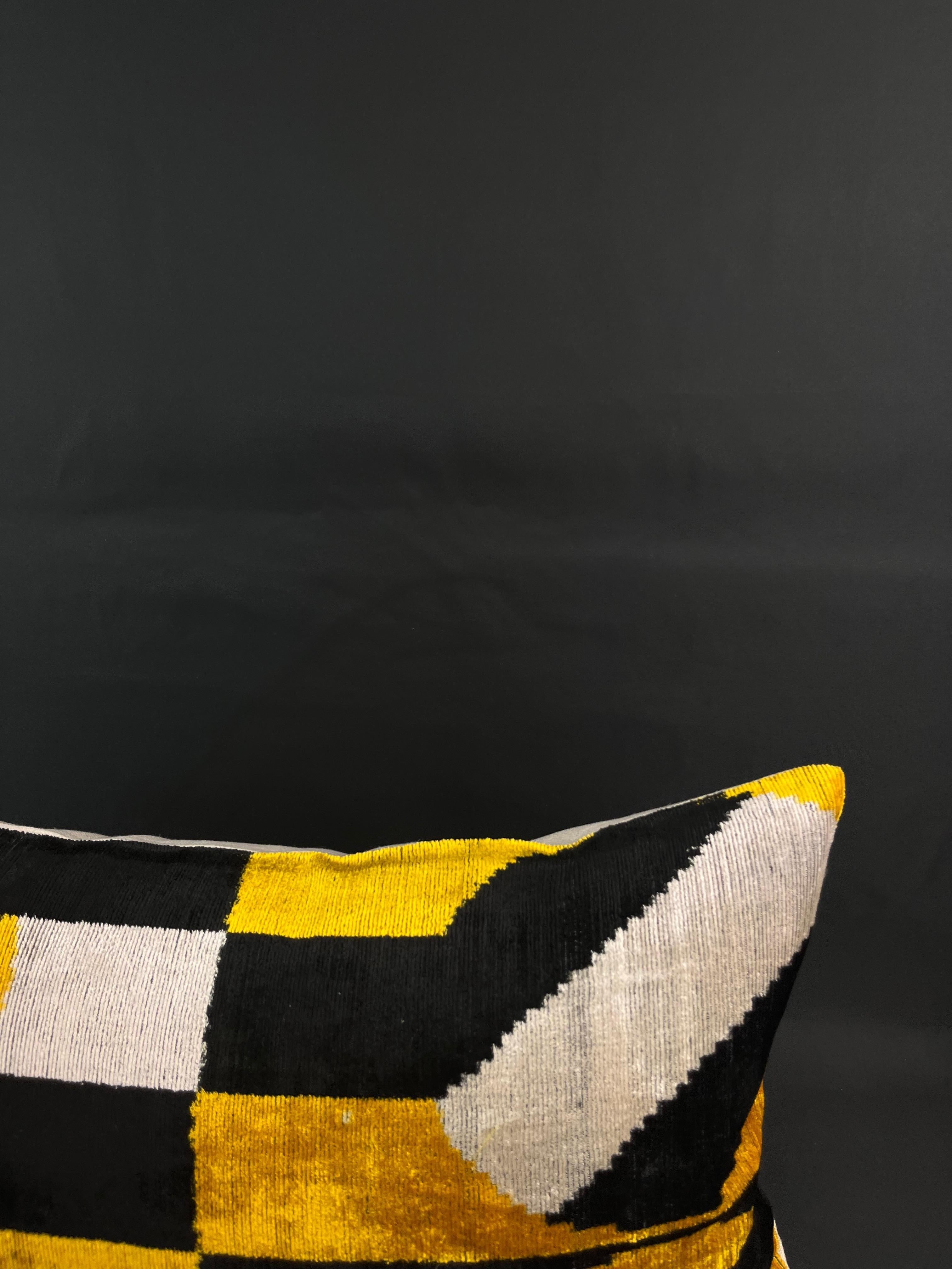 Moderne Housse de coussin Ikat en velours de soie jaune et noir en vente