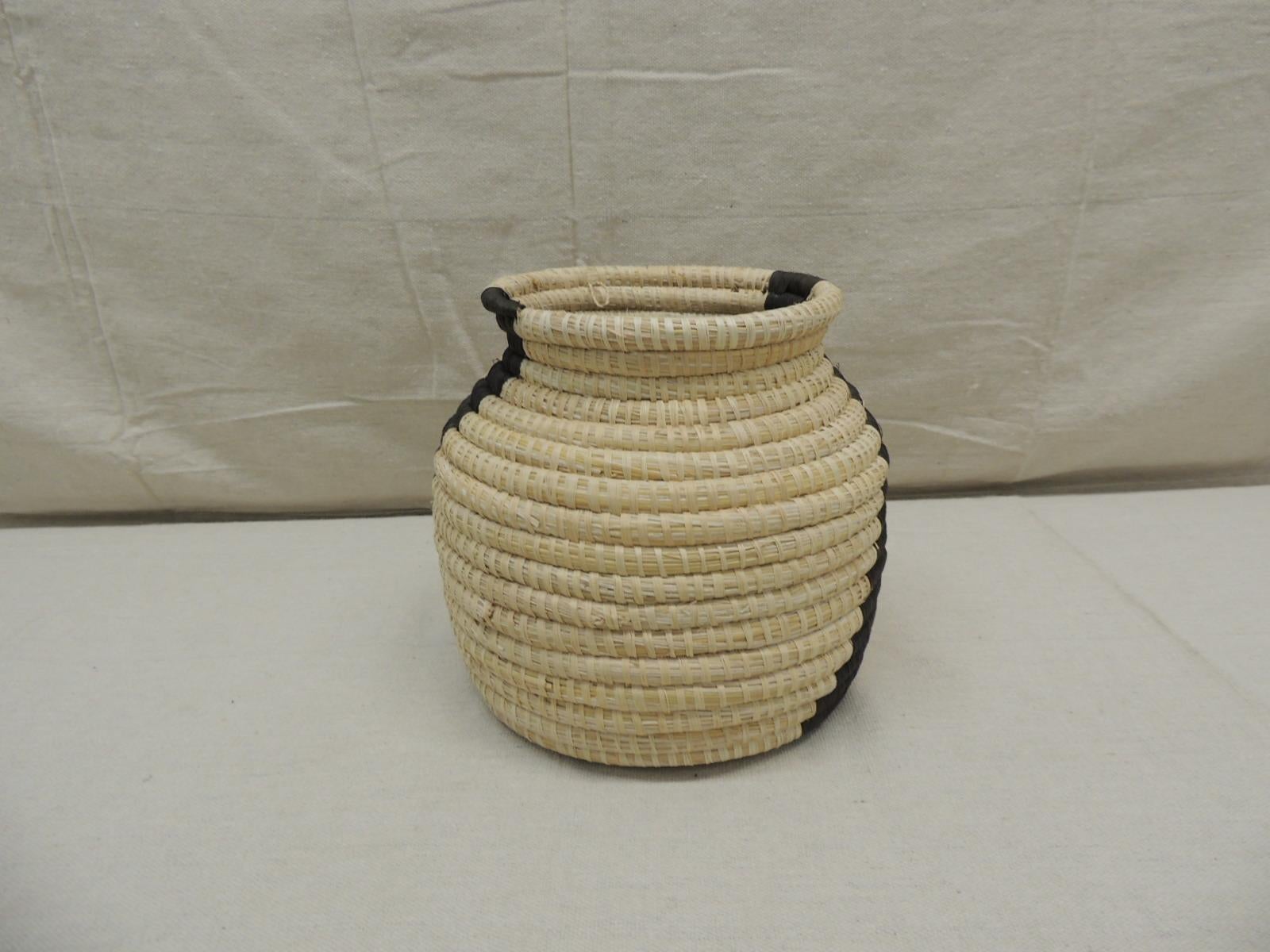 Yellow and black willow basket
Artisanal
Size: 18 x 18 x 6.