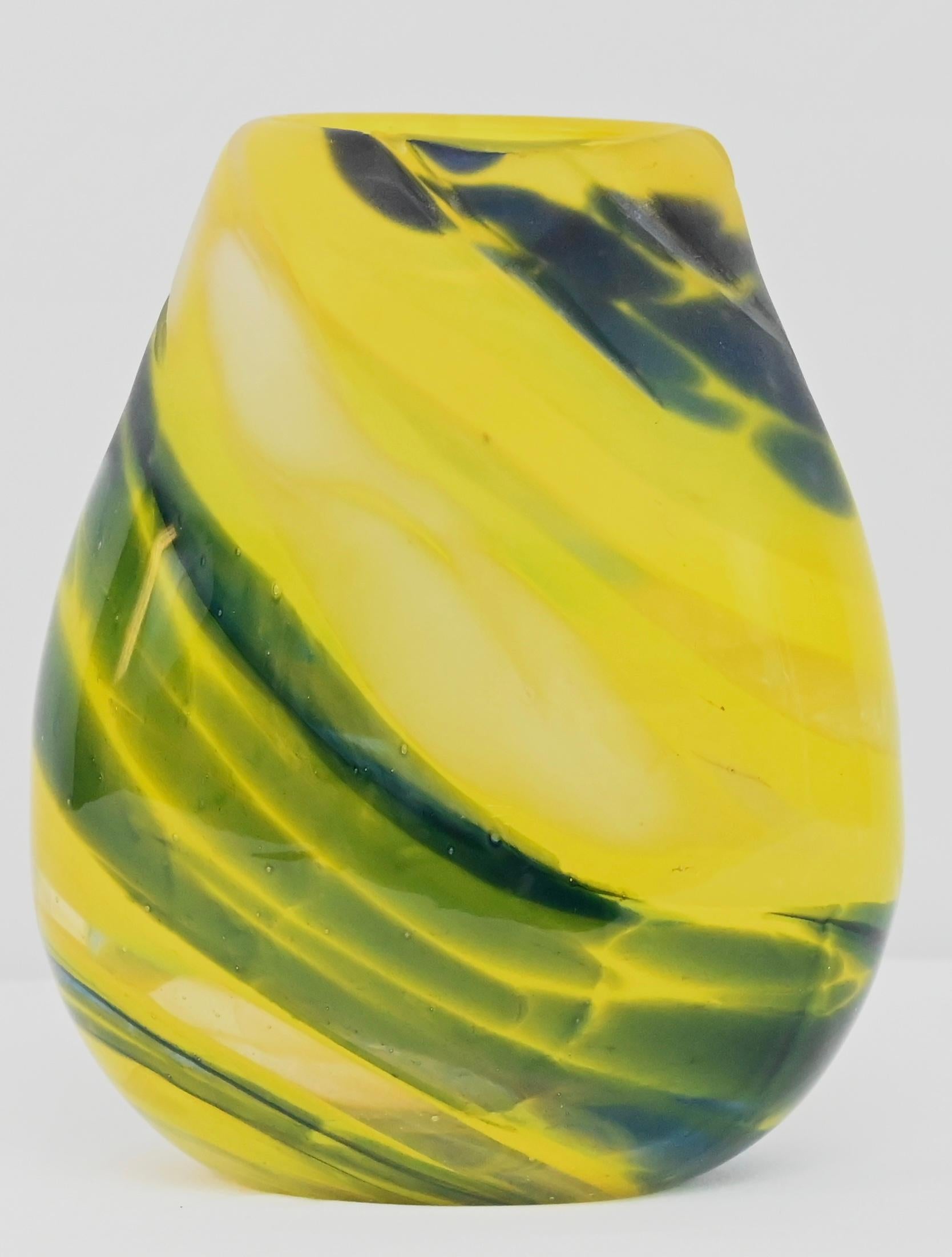 Un superbe vase en verre d'art conçu à la manière des œuvres en verre d'art de Luciano Gaspari. 

Ce vase en verre d'art aux couleurs gaies, jaunes et bleues, rehaussera n'importe quel décor. 
Mesures : 7 1/2