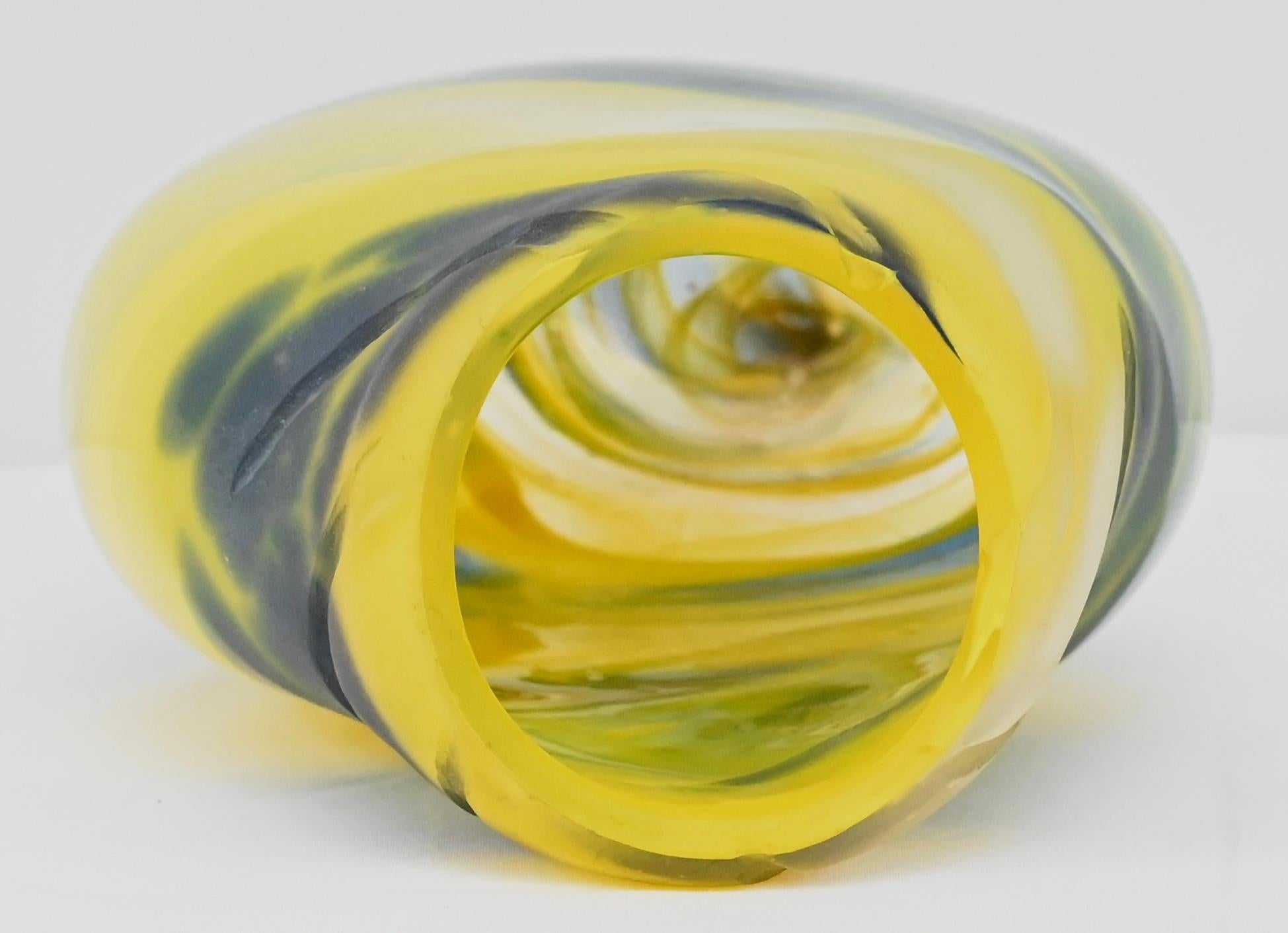 Mid-Century Modern Vase en verre d'art jaune et bleu signé Jerome M'Art en vente