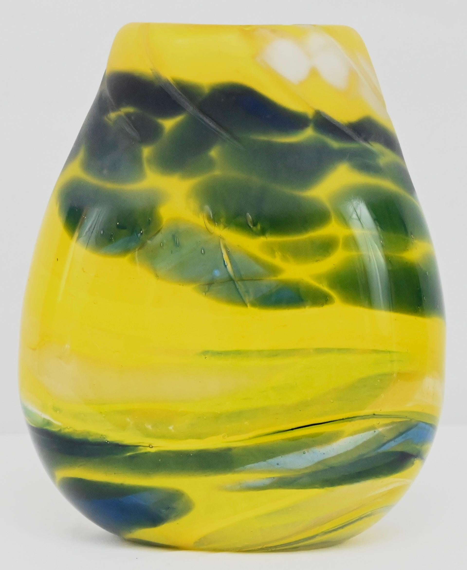 Français Vase en verre d'art jaune et bleu signé Jerome M'Art en vente