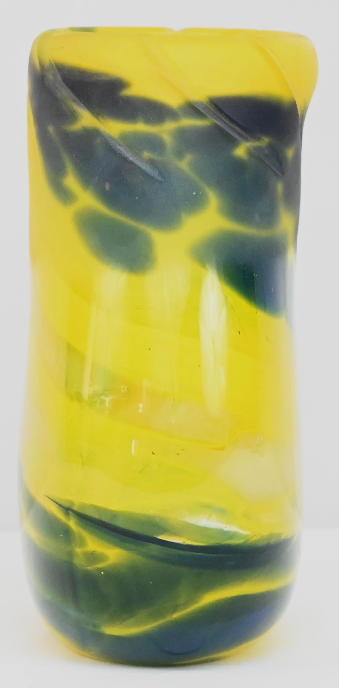 Vase en verre d'art jaune et bleu signé Jerome M'Art Bon état - En vente à Miami, FL
