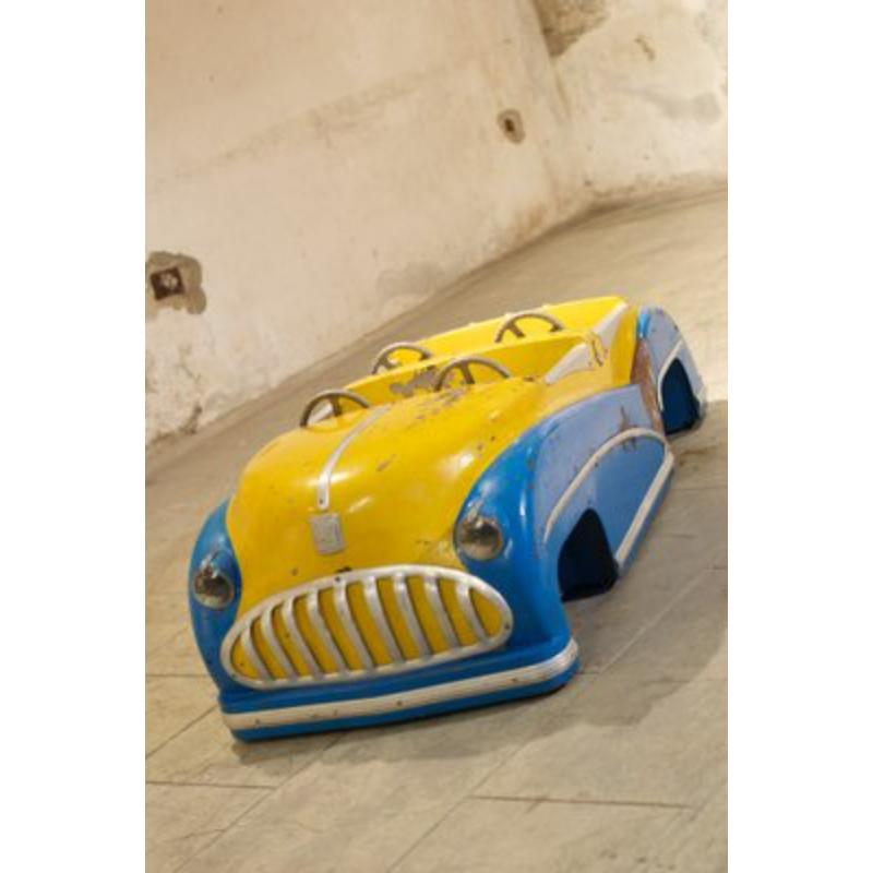 Gelber und blauer Karussellwagen, 1952

Vintage By Design
Außergewöhnliches Kinderkarussell mit vier Sitzplätzen. Originalgemälde auf Blech. Dieses viersitzige Karussell für Kinder stammt aus dem Jahr 1952 und ist ein Nachbau eines