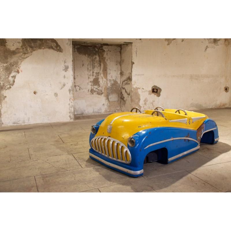 Gelber und blauer Karussellwagen, 1952 im Angebot 1