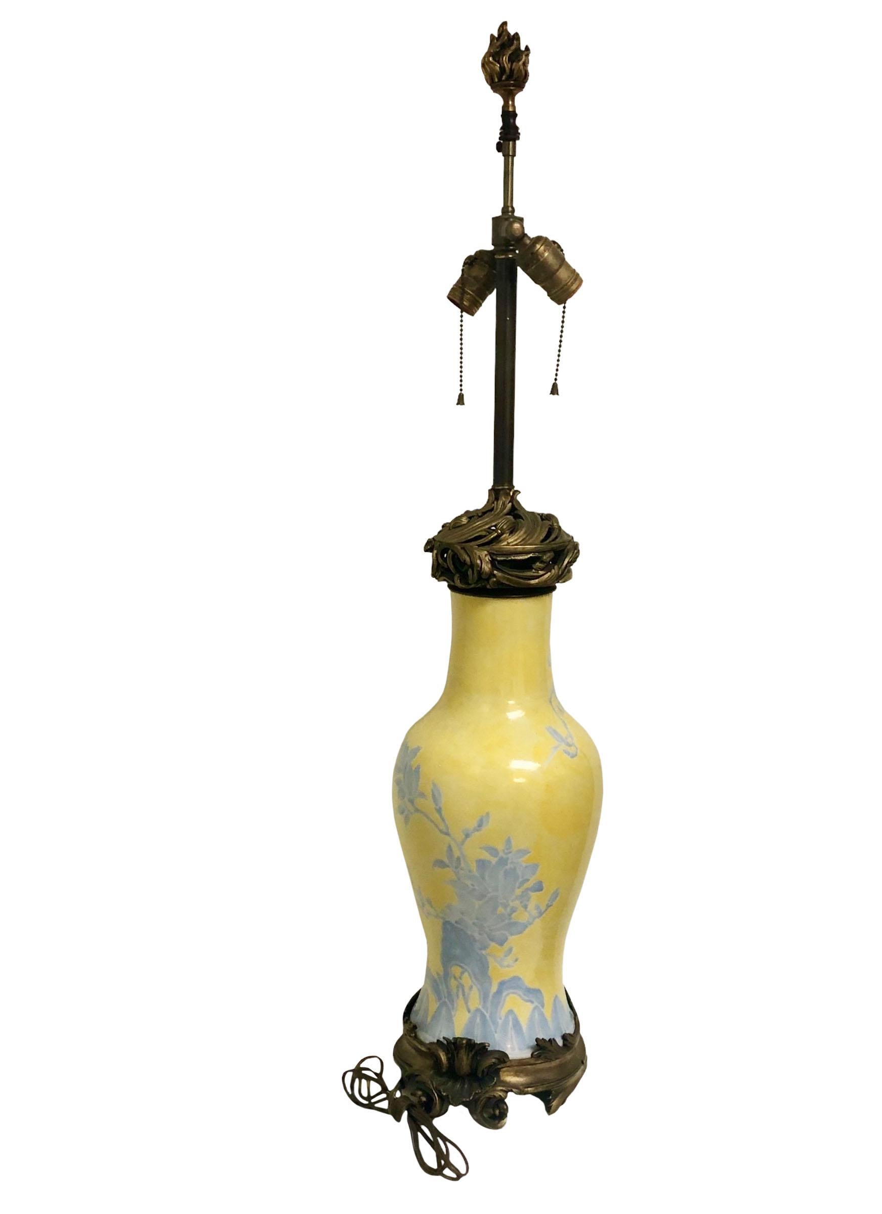 Eine schöne einzelne Rokokolampe. Gelb mit blauen Blumen und Ranken. Der Sockel wurde wahrscheinlich in den 1960er Jahren in Thailand hergestellt, aber die Lampe selbst stammt aus dem 19.