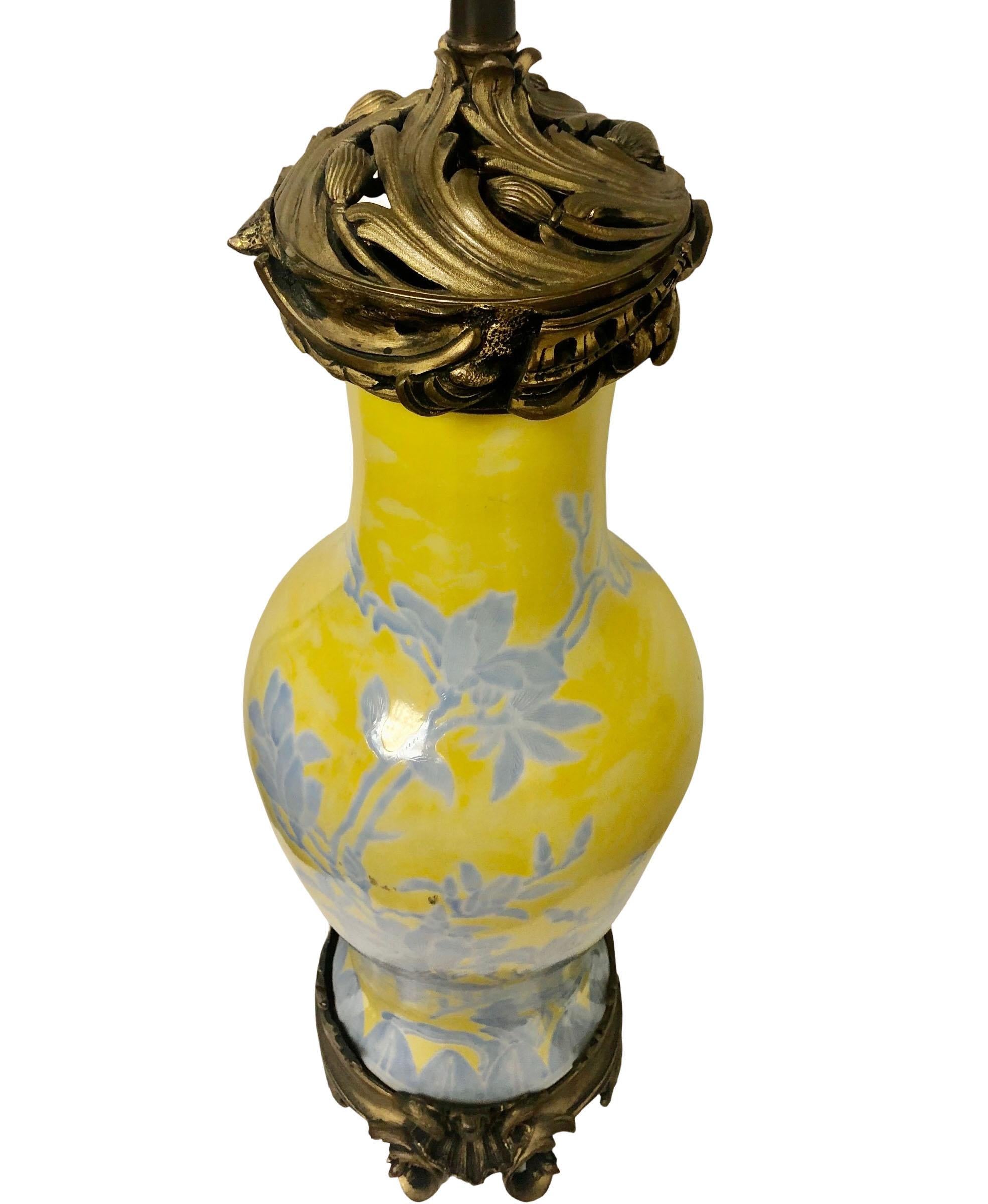 Rokoko-Tischlampe in Gelb und Blau (Spätes 19. Jahrhundert) im Angebot