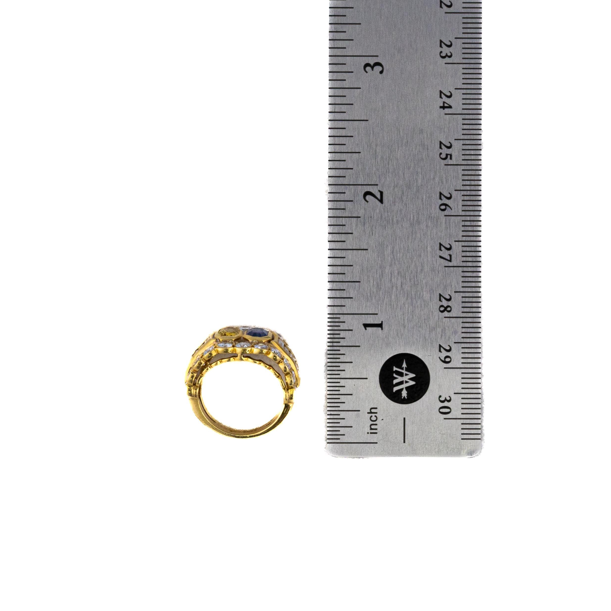 Anillo de tres filas de diamantes con zafiro amarillo y azul Corte redondo en venta