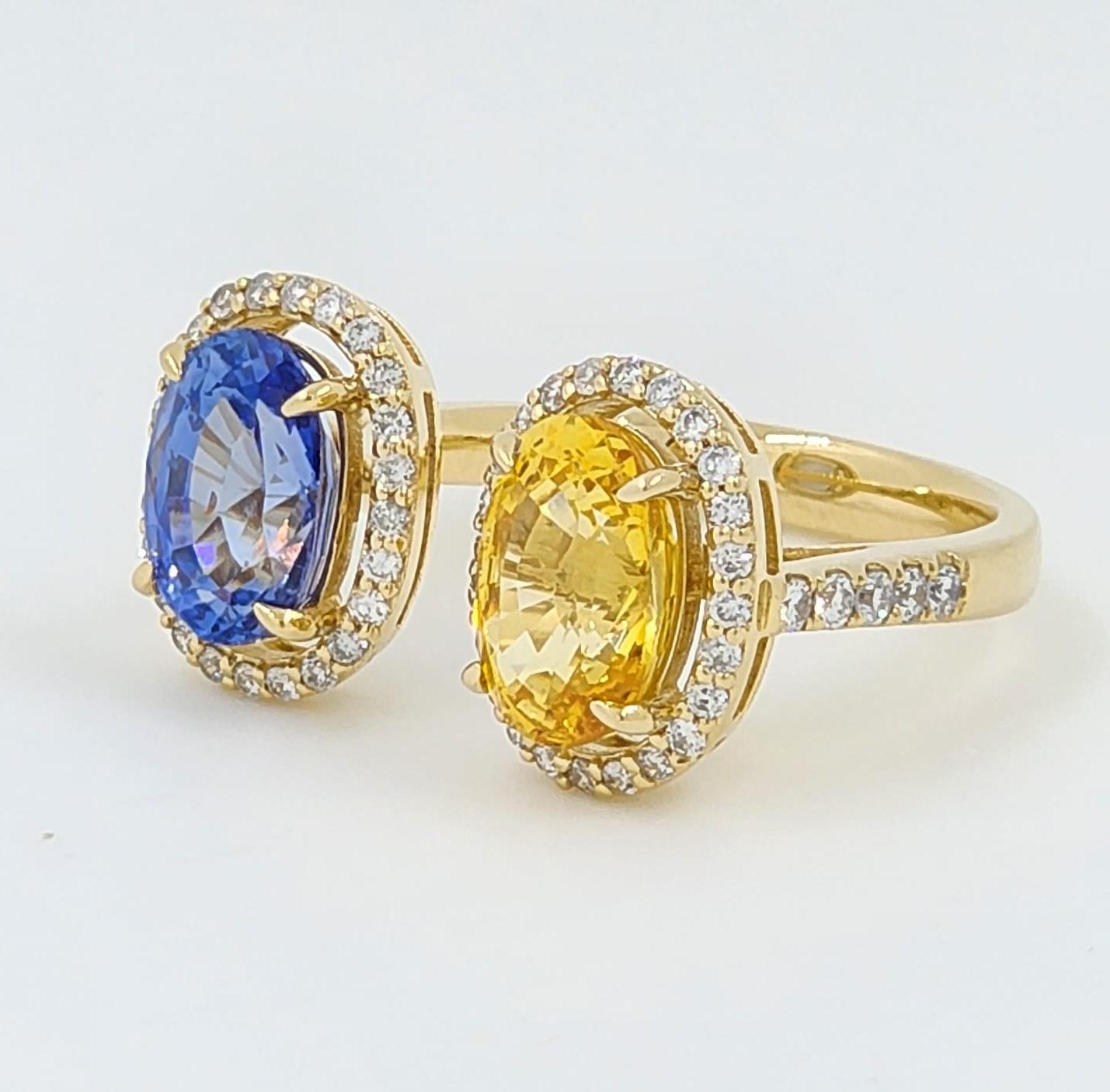 Toi et Moi-Ring aus 18 Karat Gelbgold mit gelbem und blauem Saphir (Ovalschliff) im Angebot
