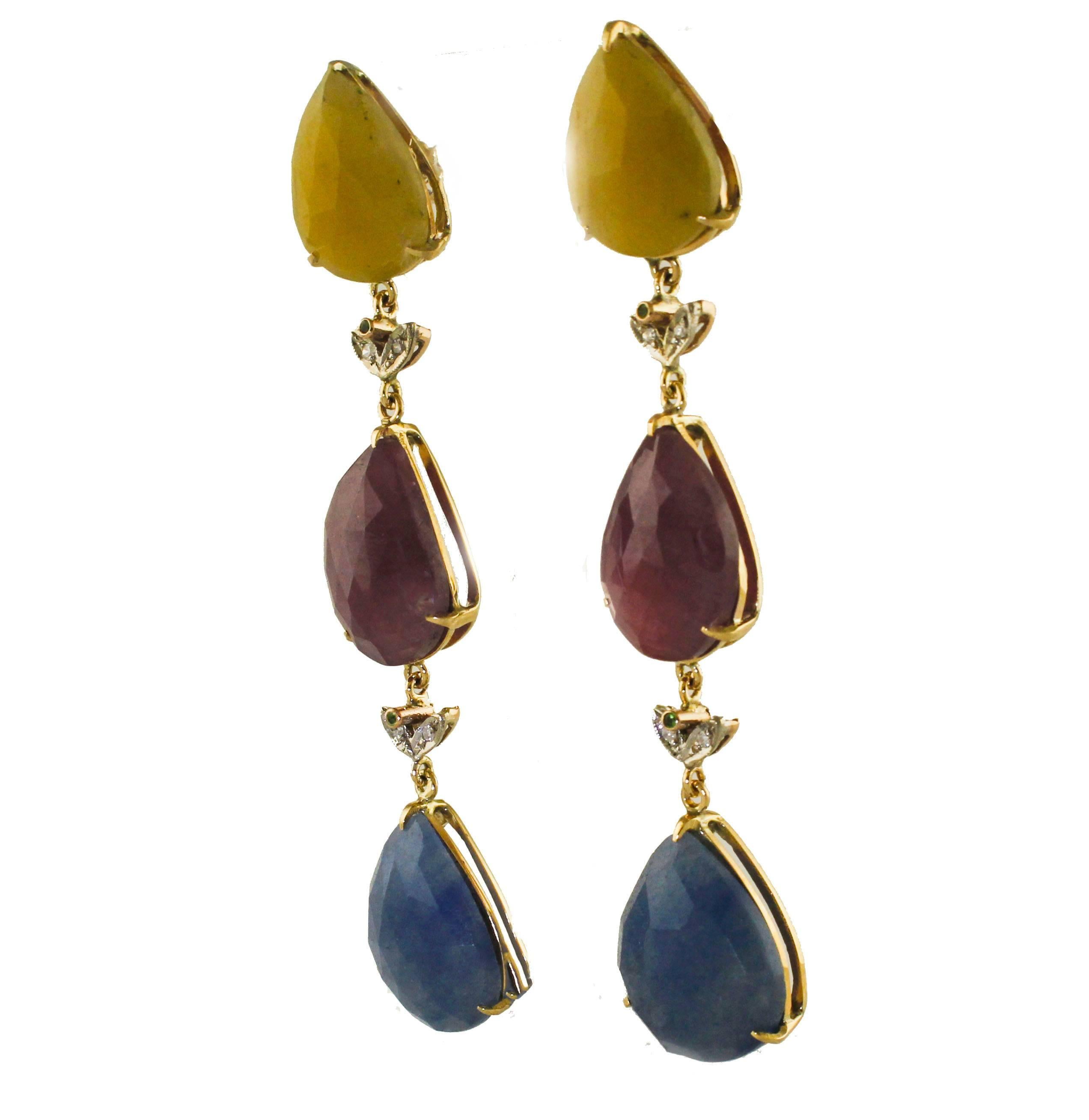 Fantastic drop earrings in 9 kt rose gold , (7.8 cm lenght), composed by ct 48.50 yellow and blue sapphires, rubies and diamonds (0.09 ct) and tsavorite (0.0 6)between 3 colores stones
Yellow ,Blue Sapphires and Rubies ct 48.5
Diamonds ct