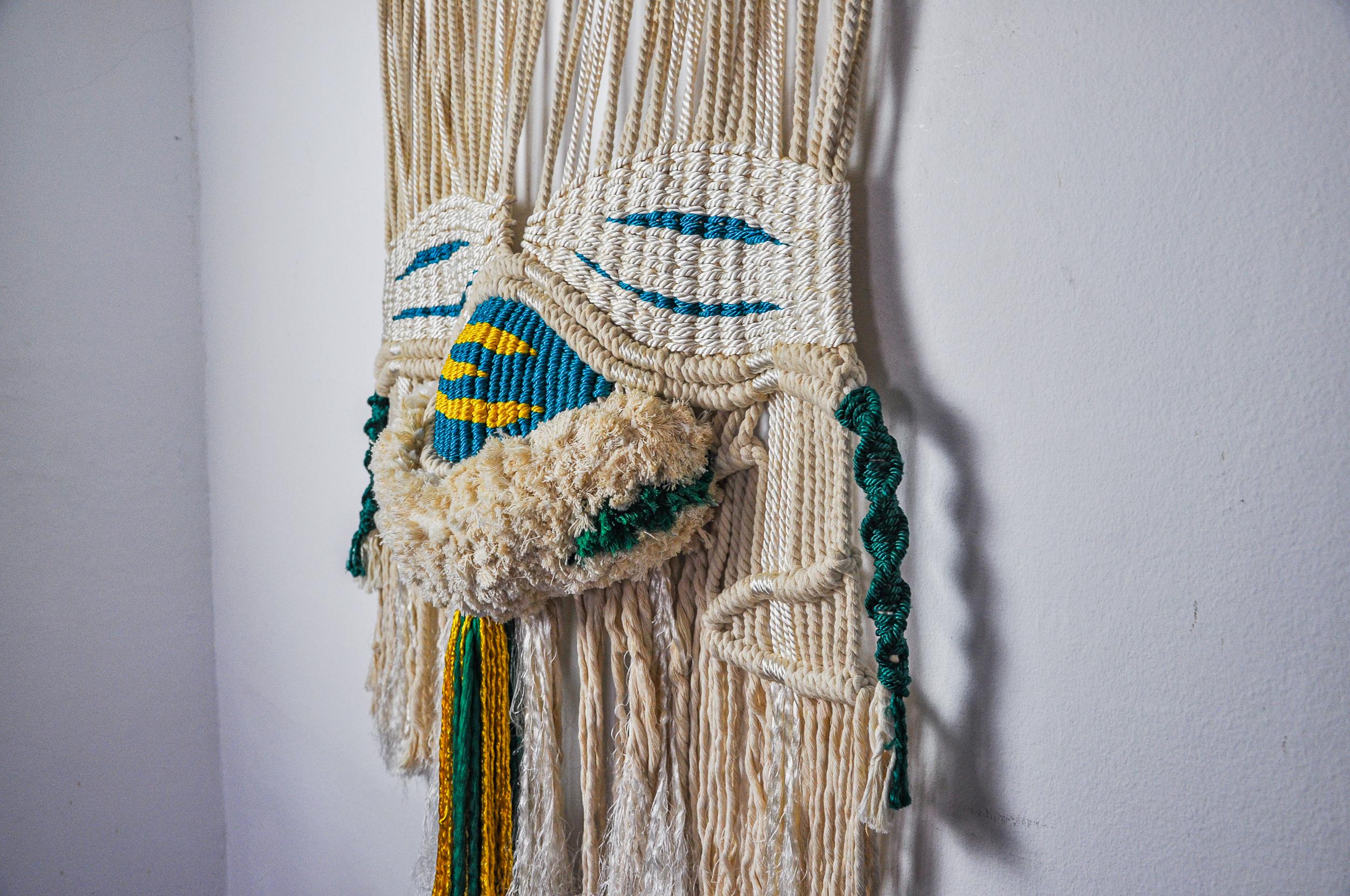 Gelber und blauer strukturierter Makramee-Wandbehang, Spanien, 1970er Jahre (Wolle) im Angebot