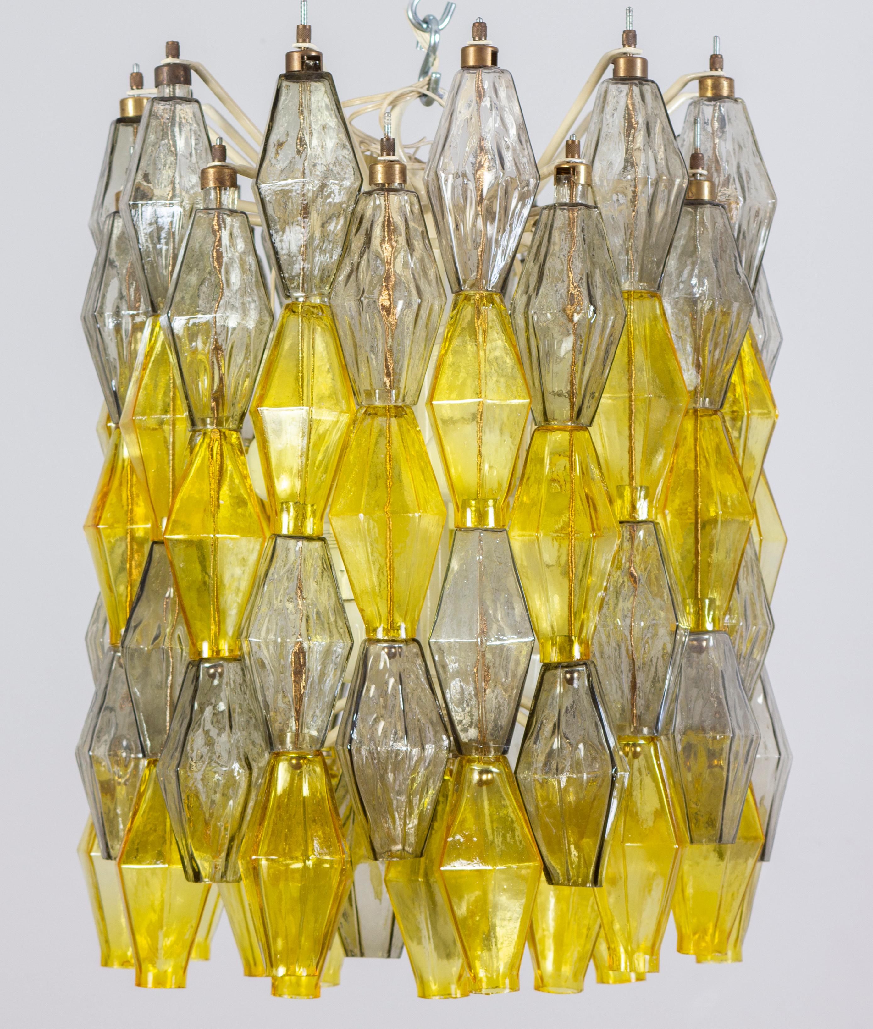 Incredibile  di lampadario poliedri. Rara combinazione di vetro di Murano di colore giallo ambrato e azzurro.
Sono disponibili anche due  coppie di applique.
Provenienza da un palazzo storico romano dell'epoca.
Questo apparecchio può essere smontato