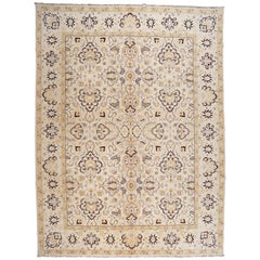 Tapis à fleurs jaune et or