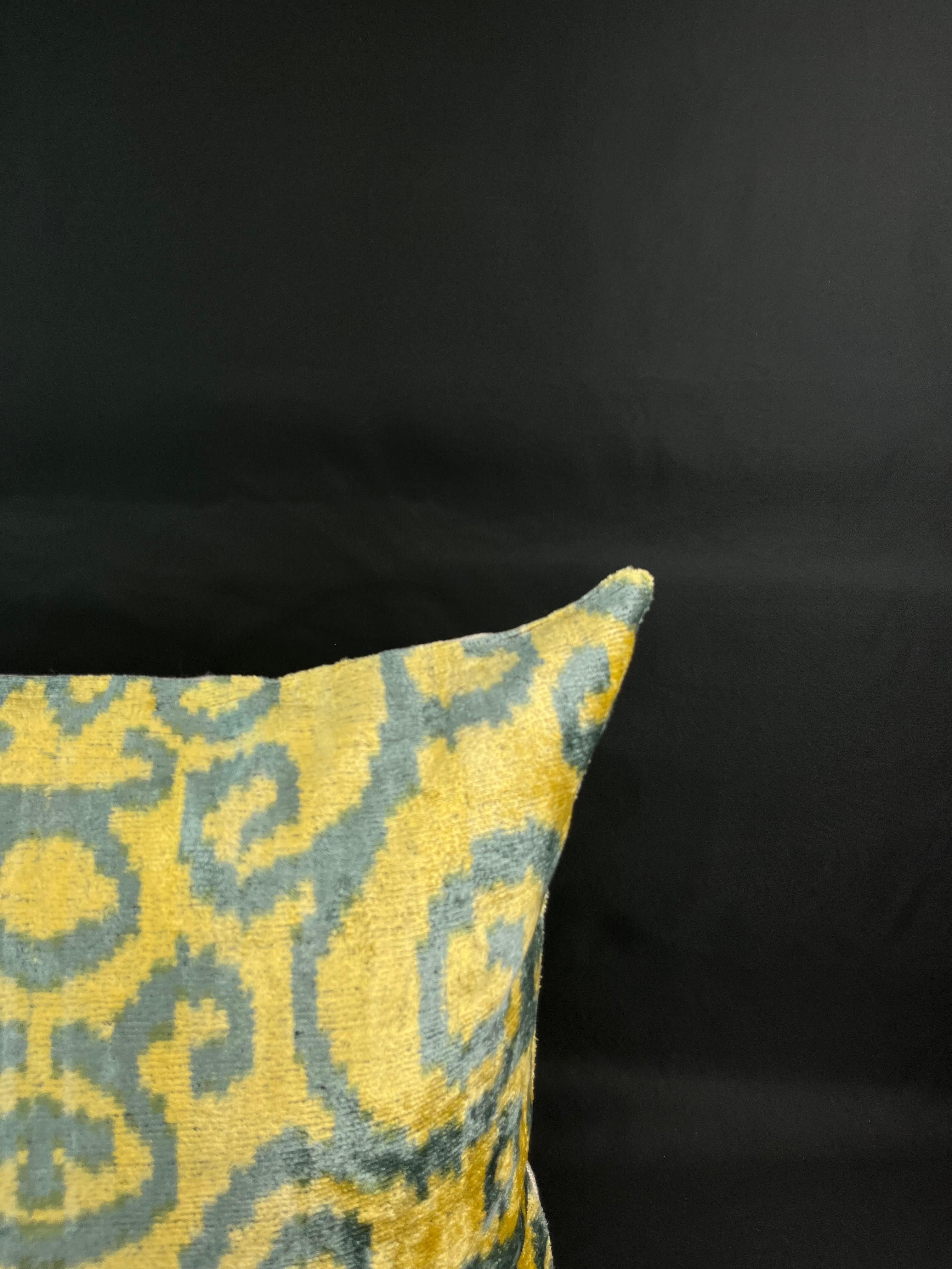 Moderne Couvercle d'oreiller Ikat en velours de soie à motifs jaunes et gris de 20 pouces x 20 pouces en vente