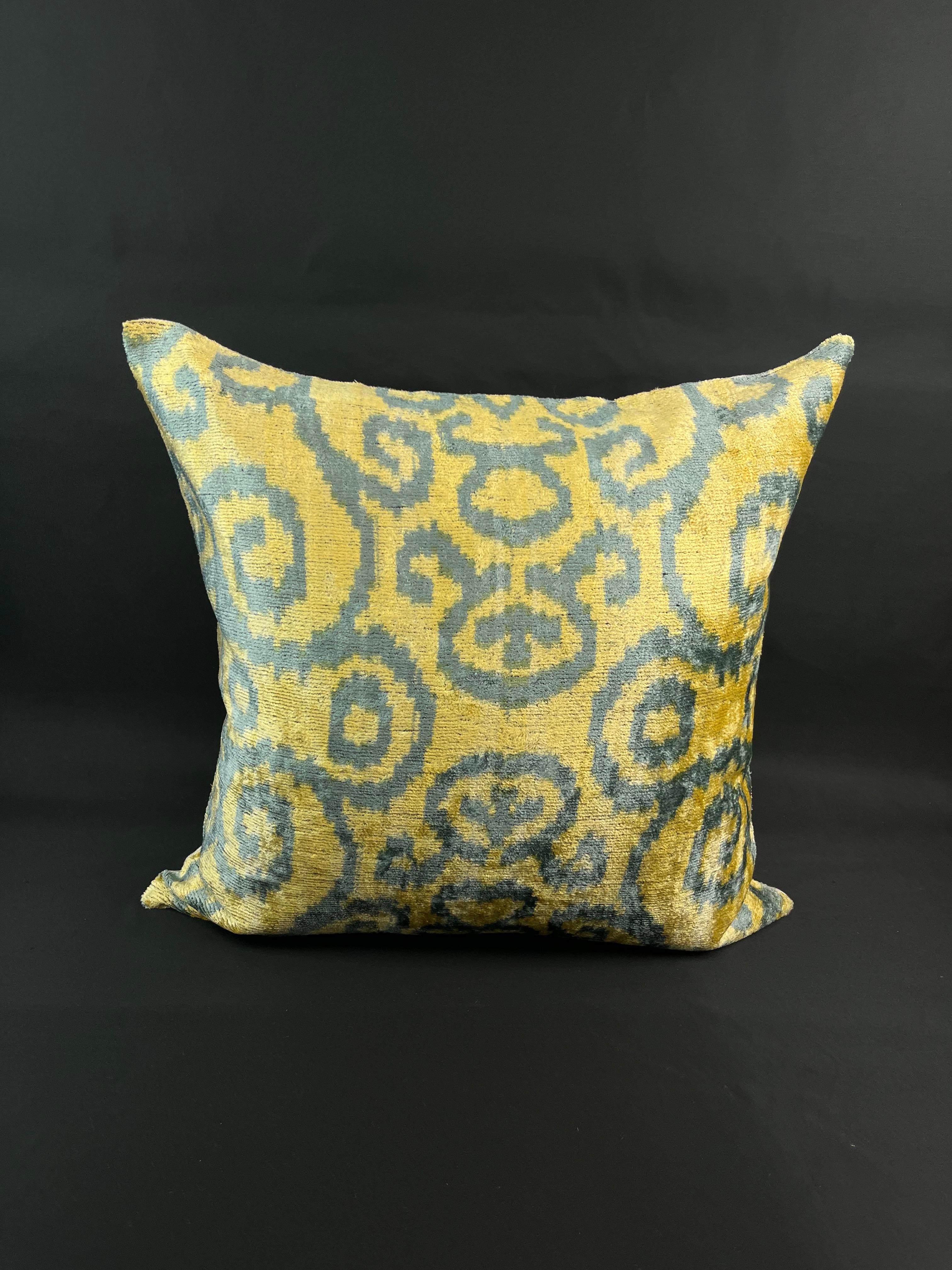 Yellow and Gray Design Velvet Silk Ikat Pillow Cover In New Condition For Sale In Houston, TX