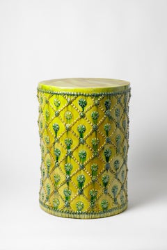 Tavolo o sgabello in ceramica smaltata gialla e verde di Sophy Mckeith, 2026.