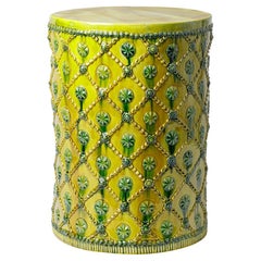 Tavolo o sgabello in ceramica smaltata gialla e verde di Sophy Mckeith, 2026.