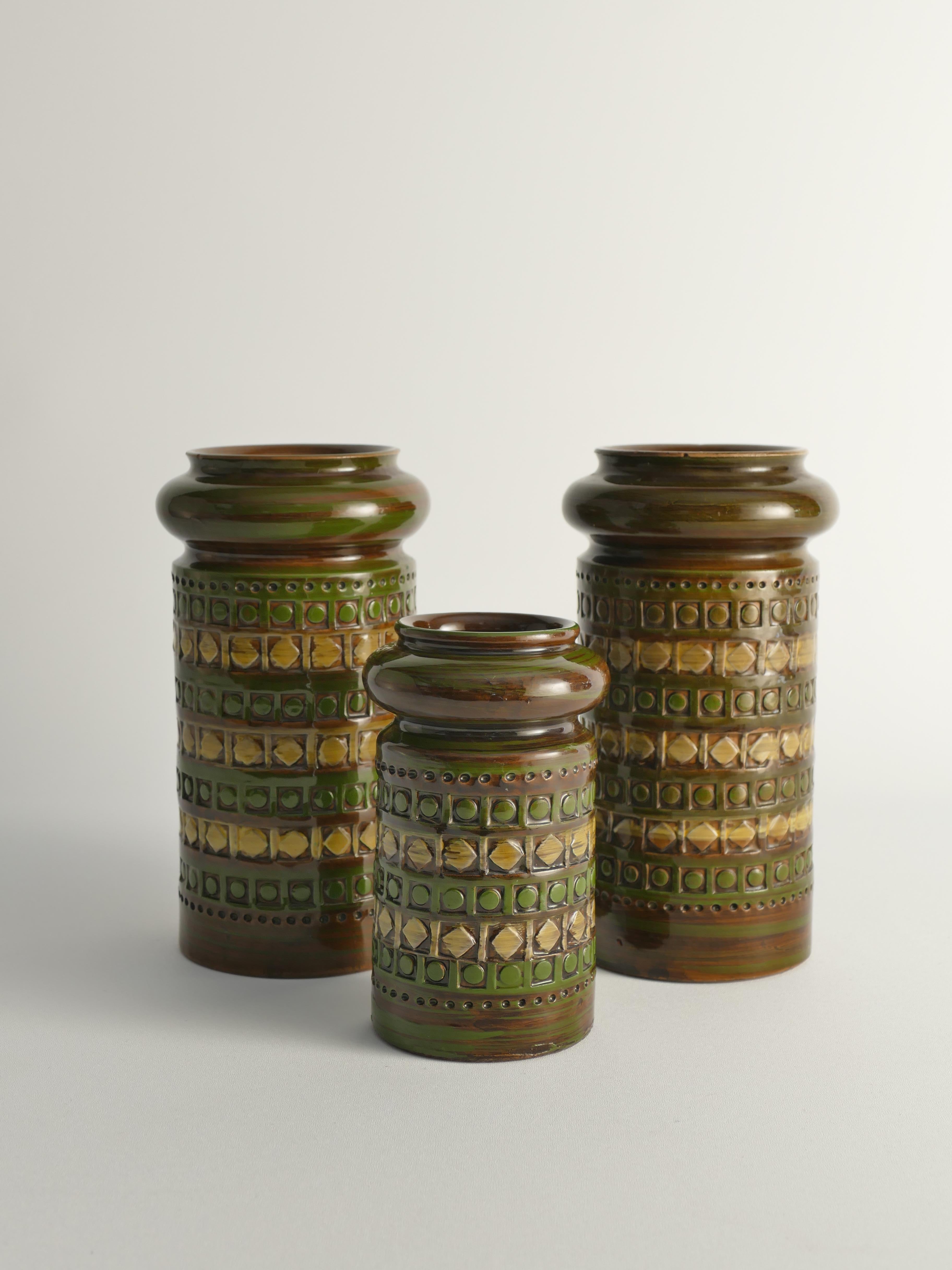 Ces vases en grès, réalisés par Aldo Londi et produits par Bitossi en Italie dans les années 1960, sont des pièces remarquables. Ils présentent une captivante teinte vert olive complétée par de délicats accents de glaçure jaune clair, créant une