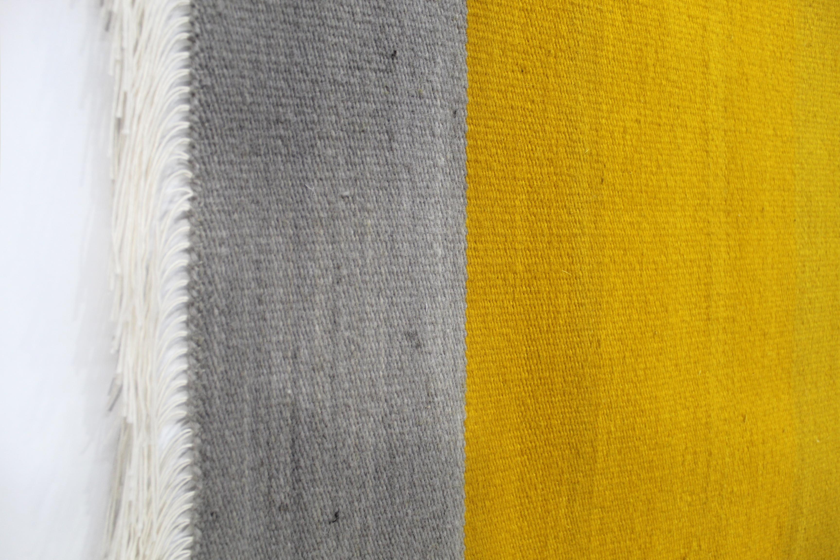 Américain Tapis ou Kilim en laine jaune et gris sur mesure:: teinture naturelle en vente