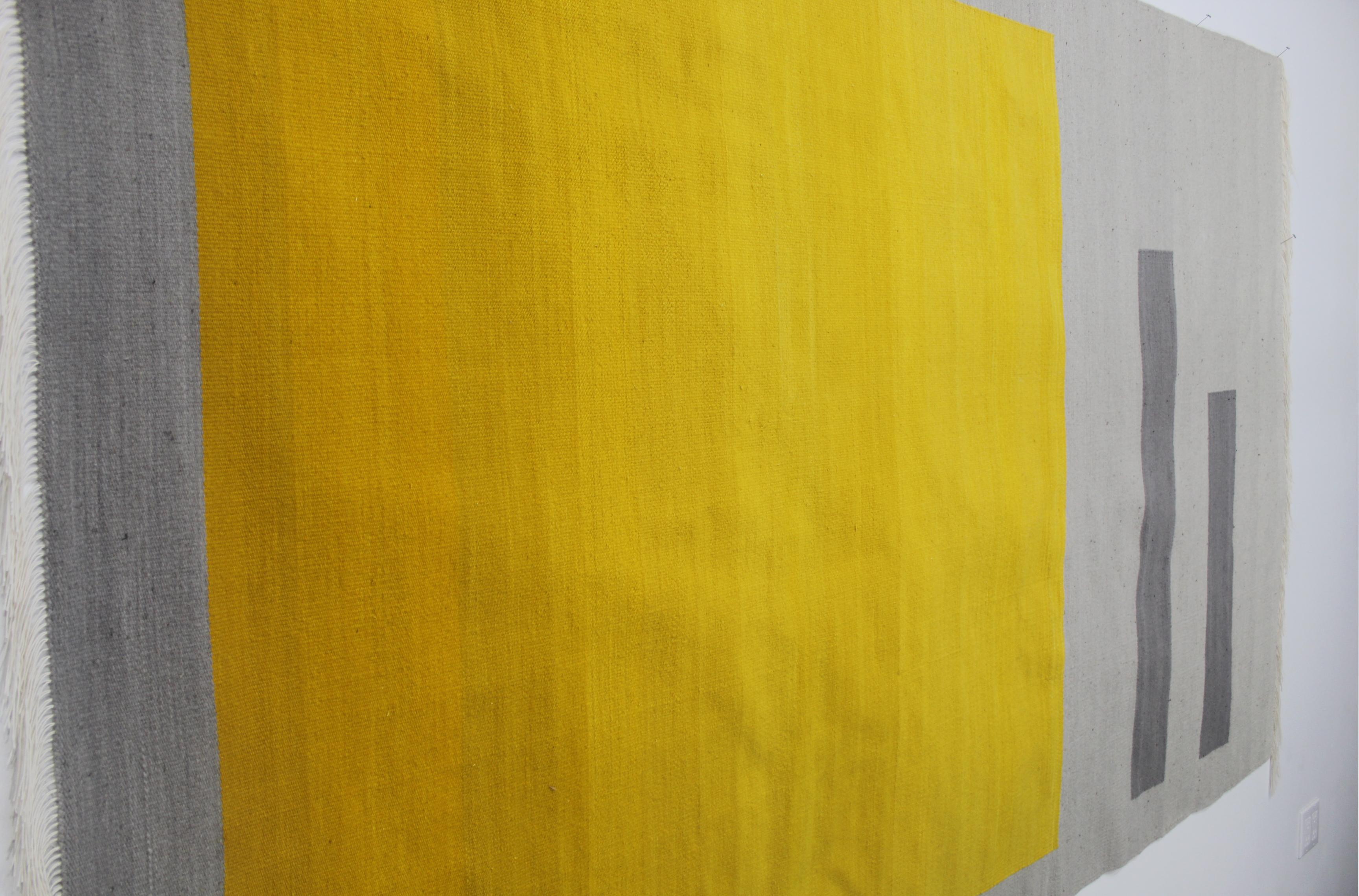 Tissé à la main Tapis ou Kilim en laine jaune et gris sur mesure:: teinture naturelle en vente