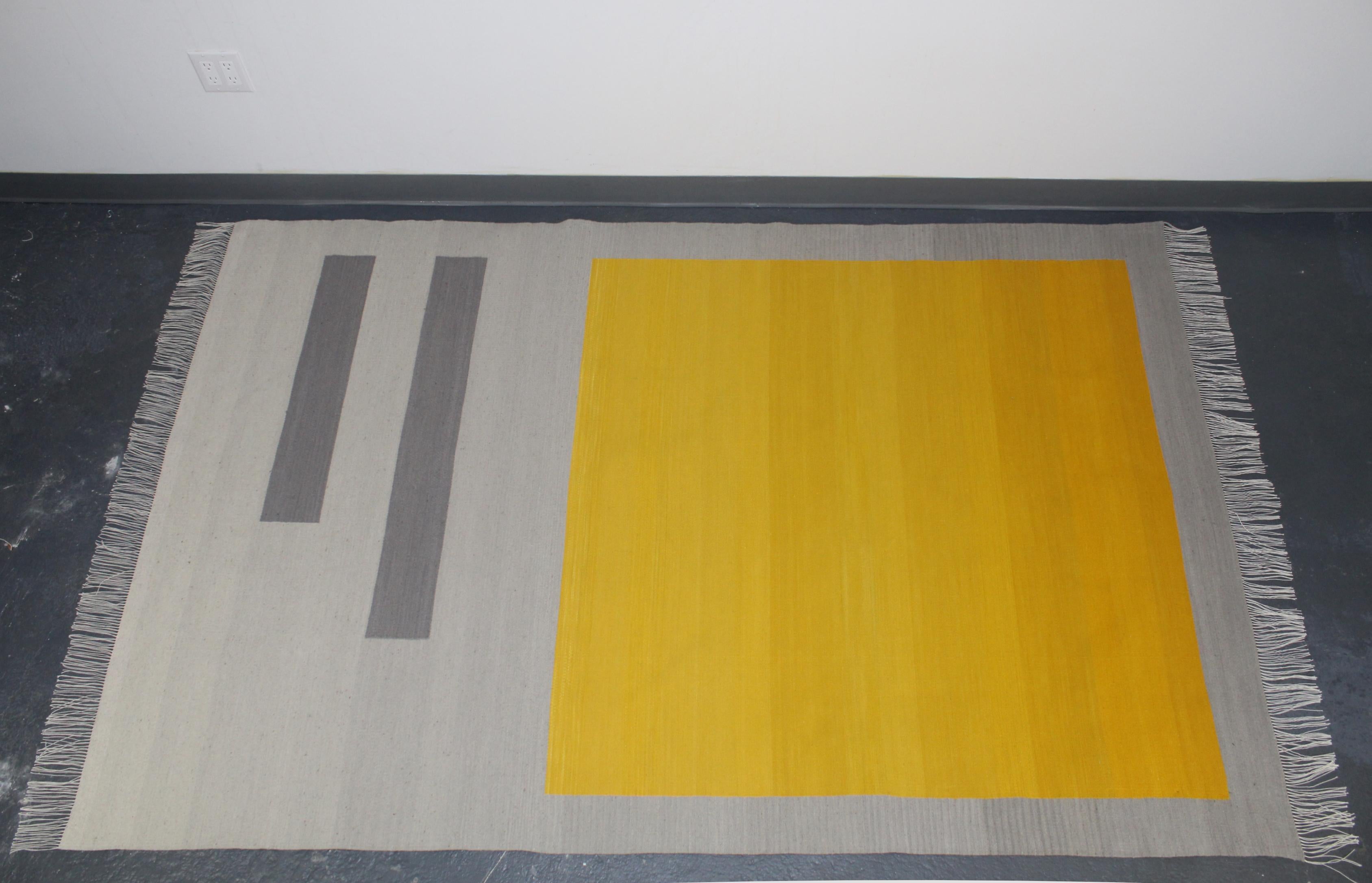 Handgewebter Teppich oder Kelim aus gelber und grauer Wolle nach Maß:: natürlich gefärbt (21. Jahrhundert und zeitgenössisch) im Angebot