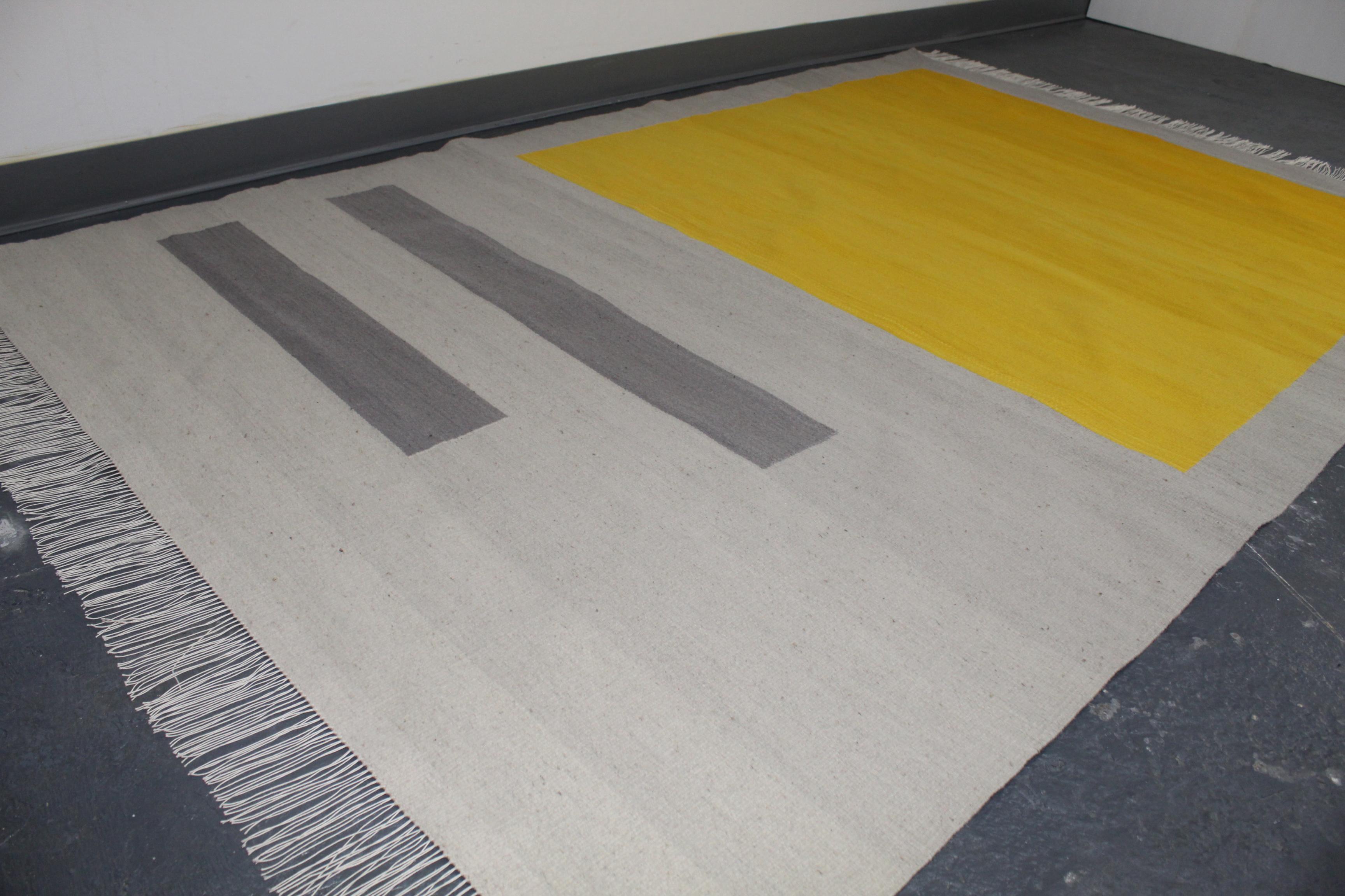 Handgewebter Teppich oder Kelim aus gelber und grauer Wolle nach Maß:: natürlich gefärbt im Angebot 1