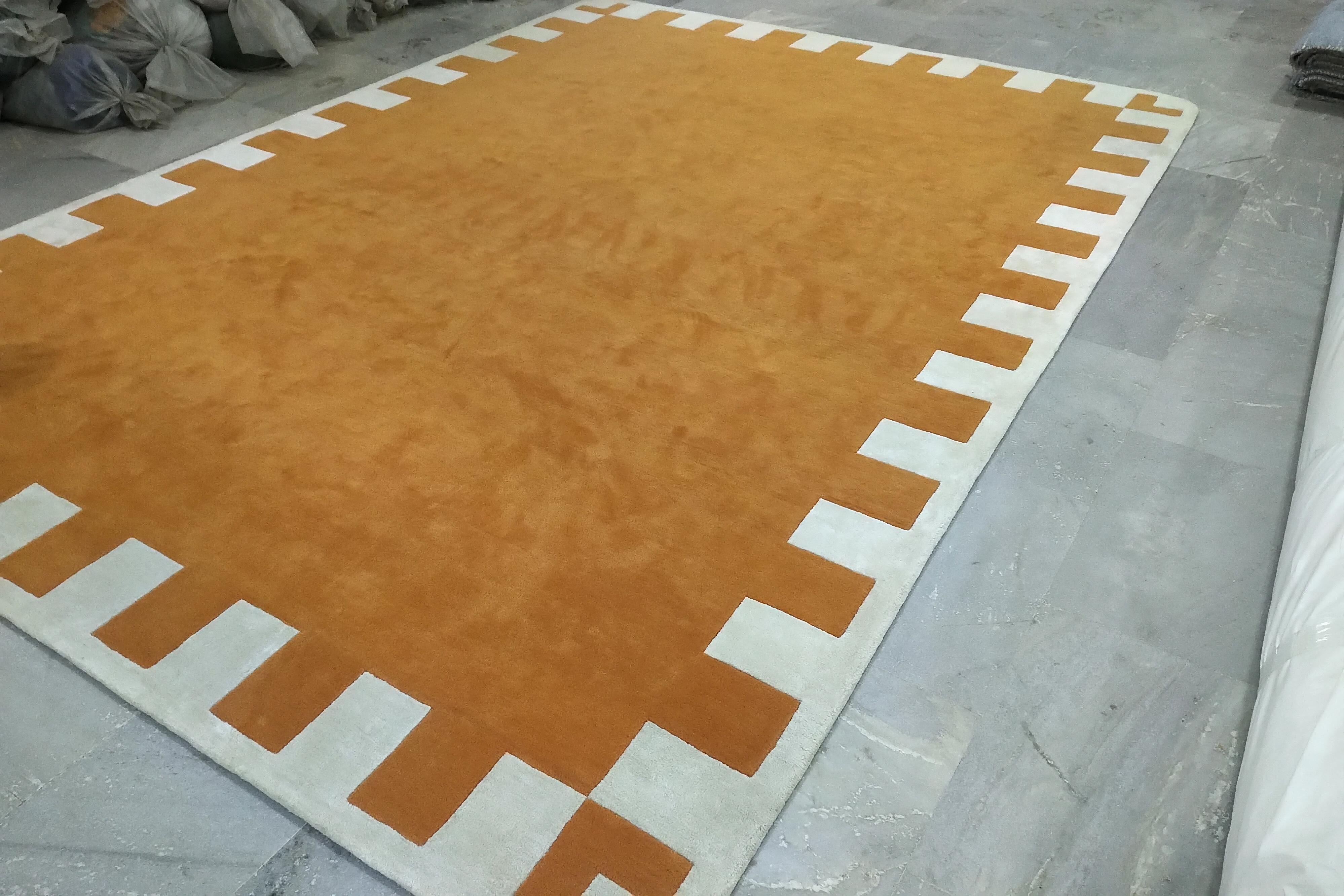 Yellow and Ivory Rectangular Wool Rug  In New Condition For Sale In London, GB